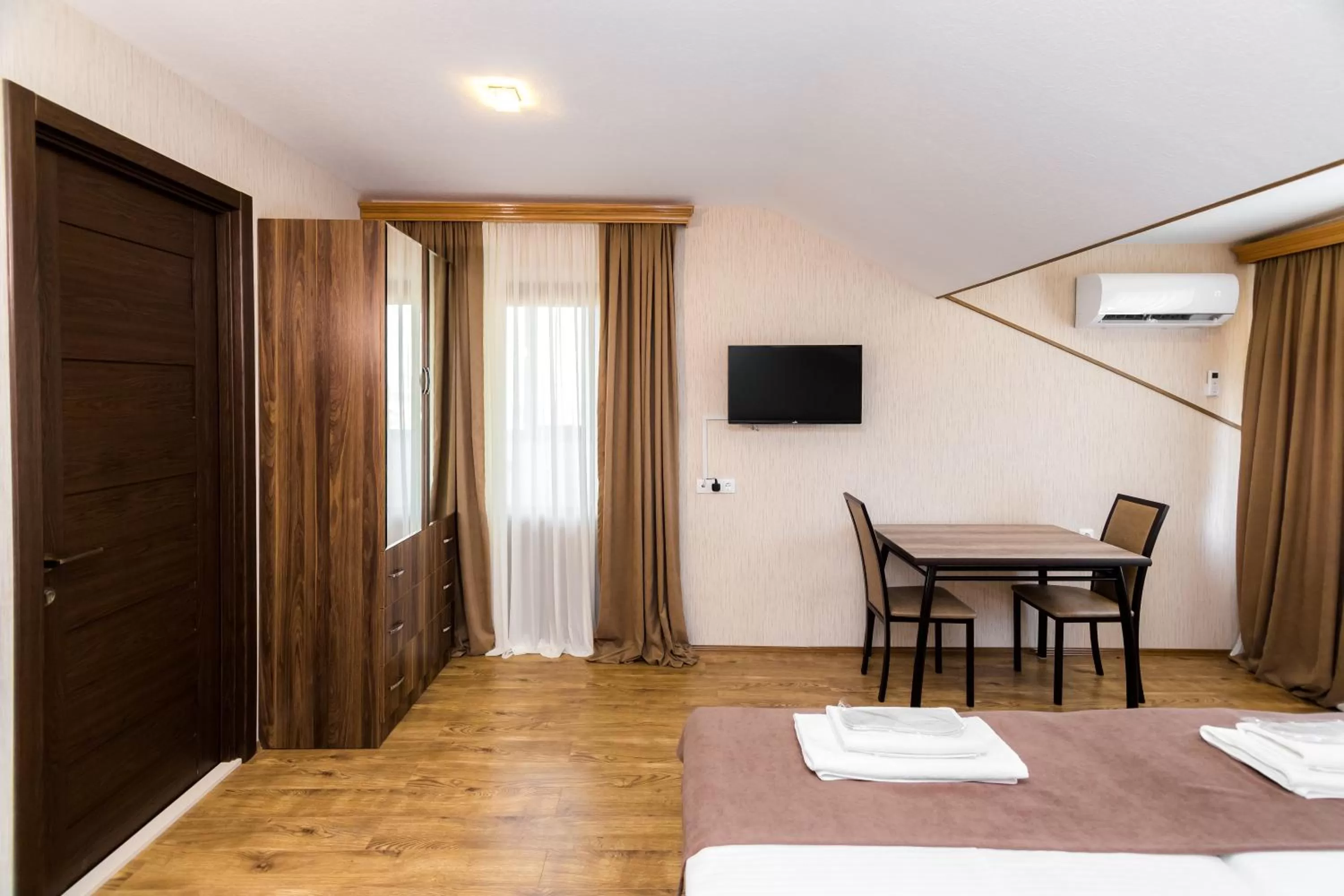 Bed, TV/Entertainment Center in Elia Palace Hotel