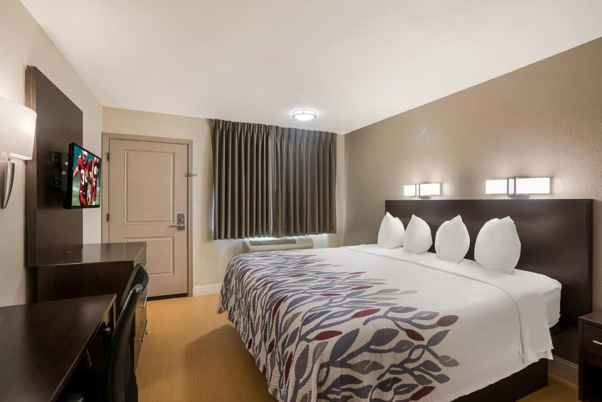 Photo of the whole room, Bed in Red Roof Inn Stockton