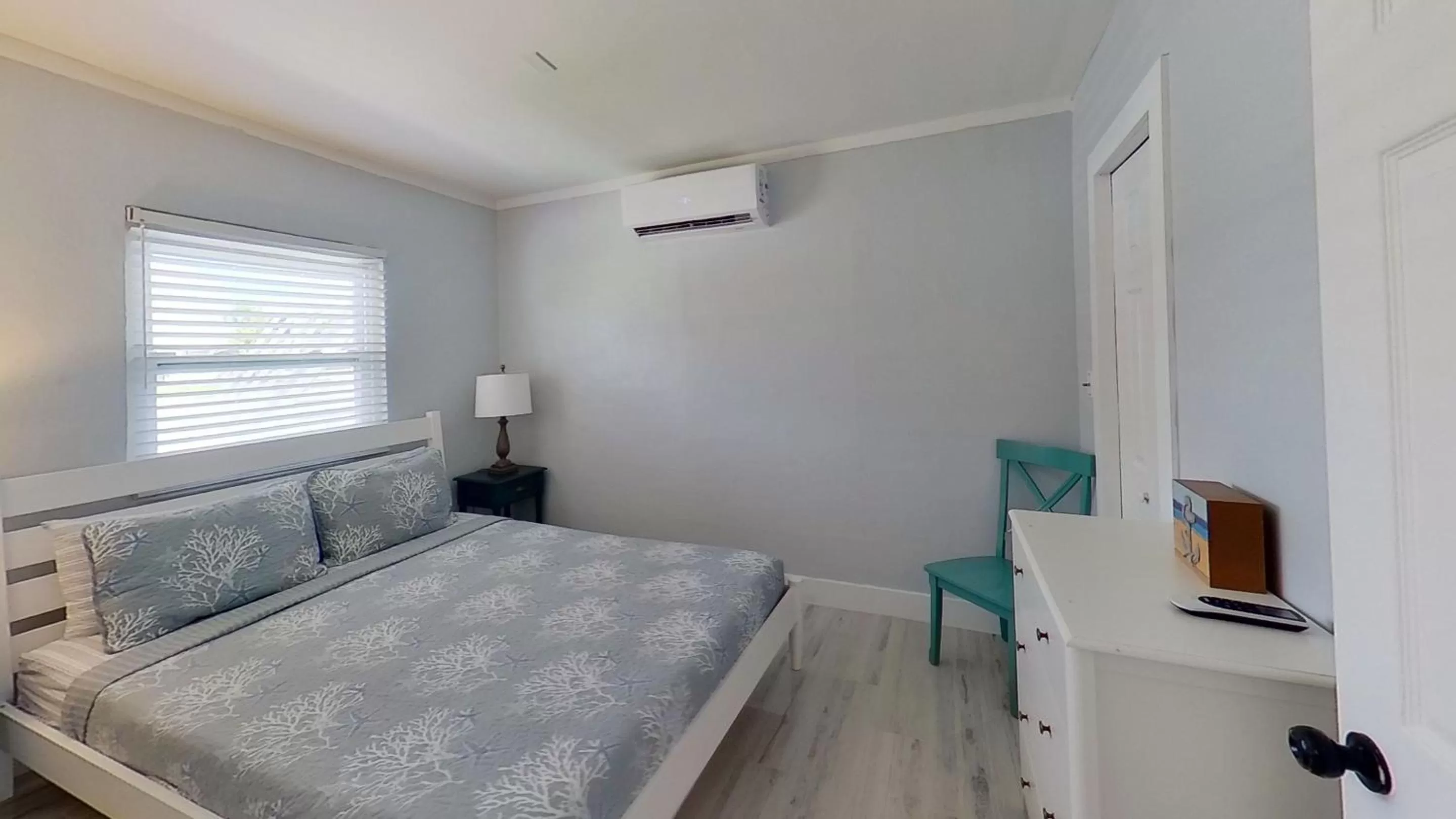 Photo of the whole room, Bed in Matlacha on Shoreview