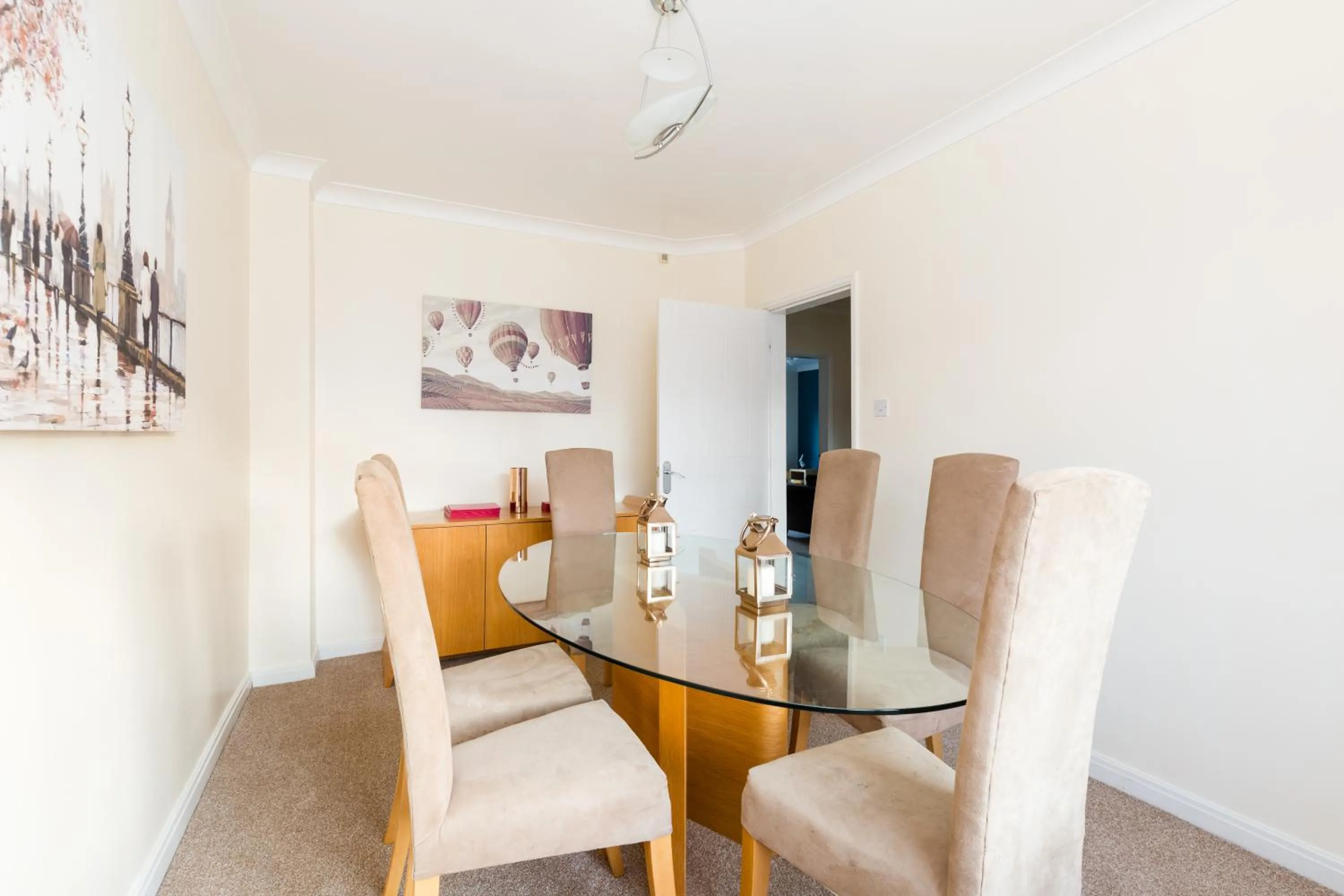 Dining area in Drayton Manor House FREE parking