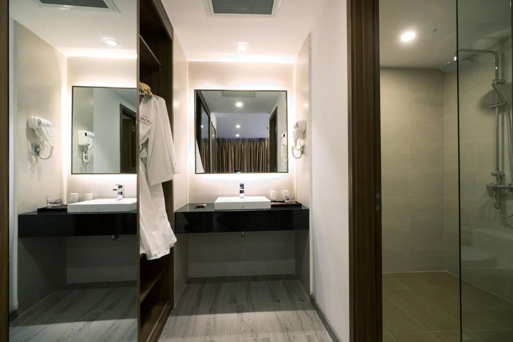 Shower in LeMore Hotel Nha Trang