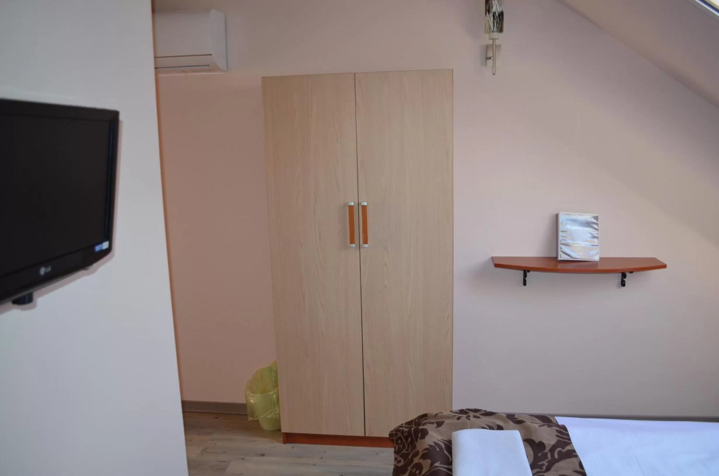 TV/Entertainment Center in Holdfényszállás