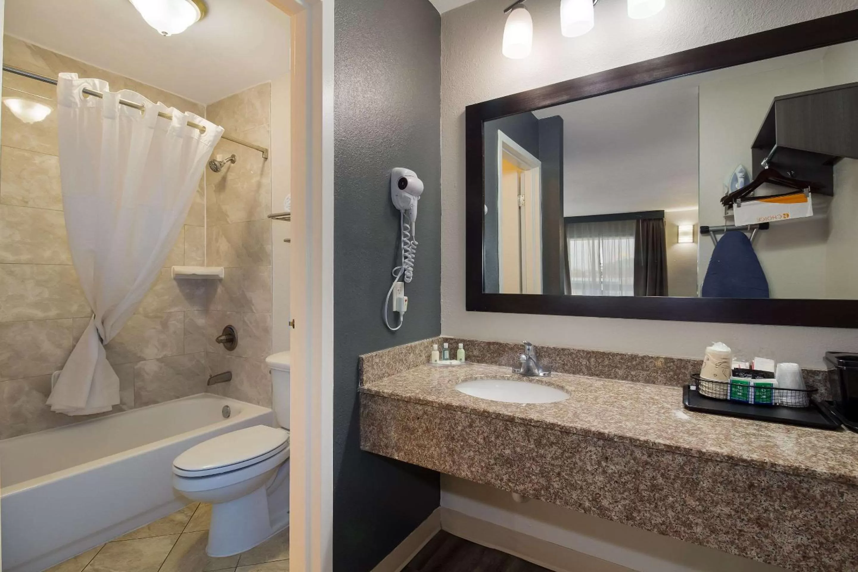 Bedroom in Quality Inn Coliseum