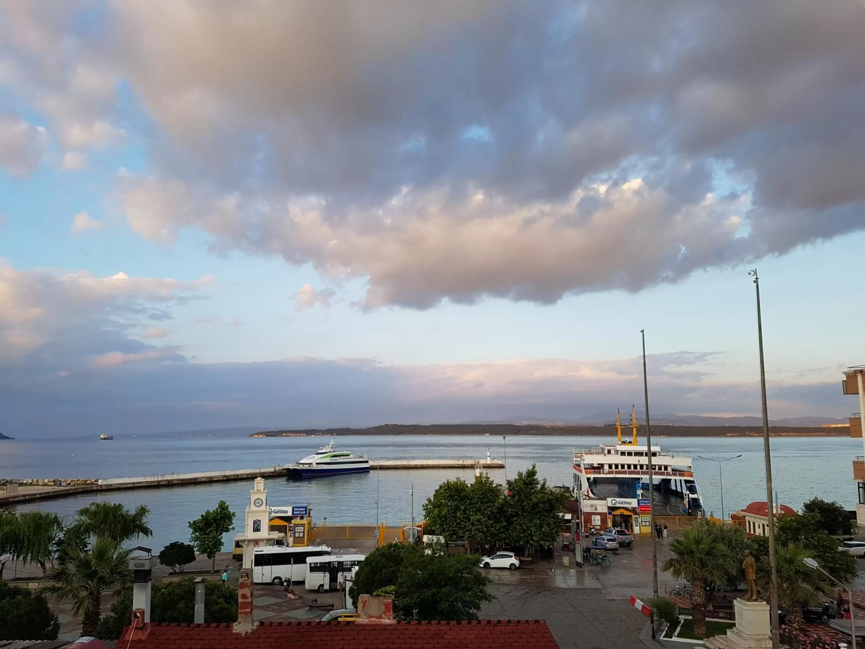 Day in Hotel Crowded House