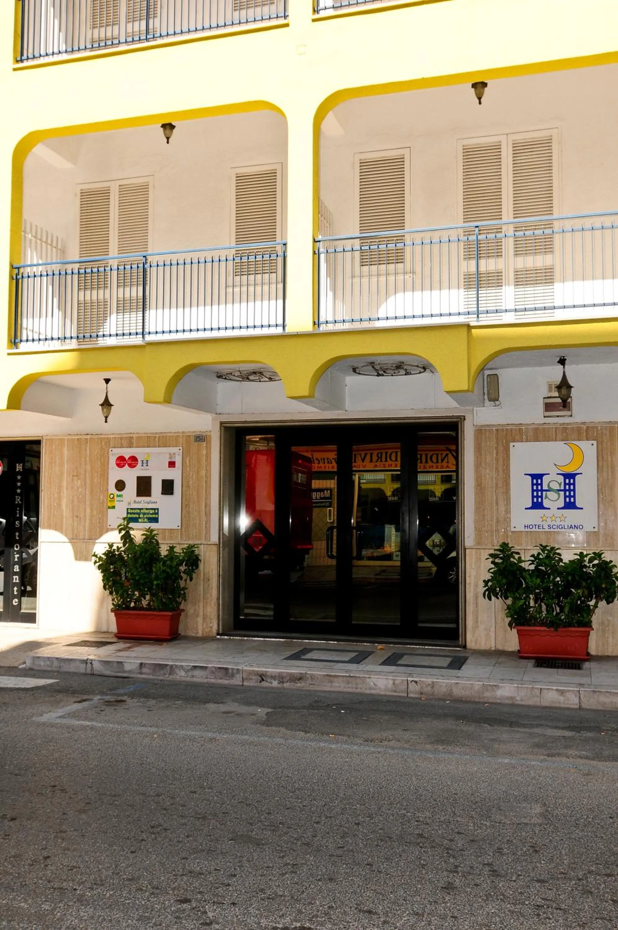 Facade/entrance in Hotel Scigliano