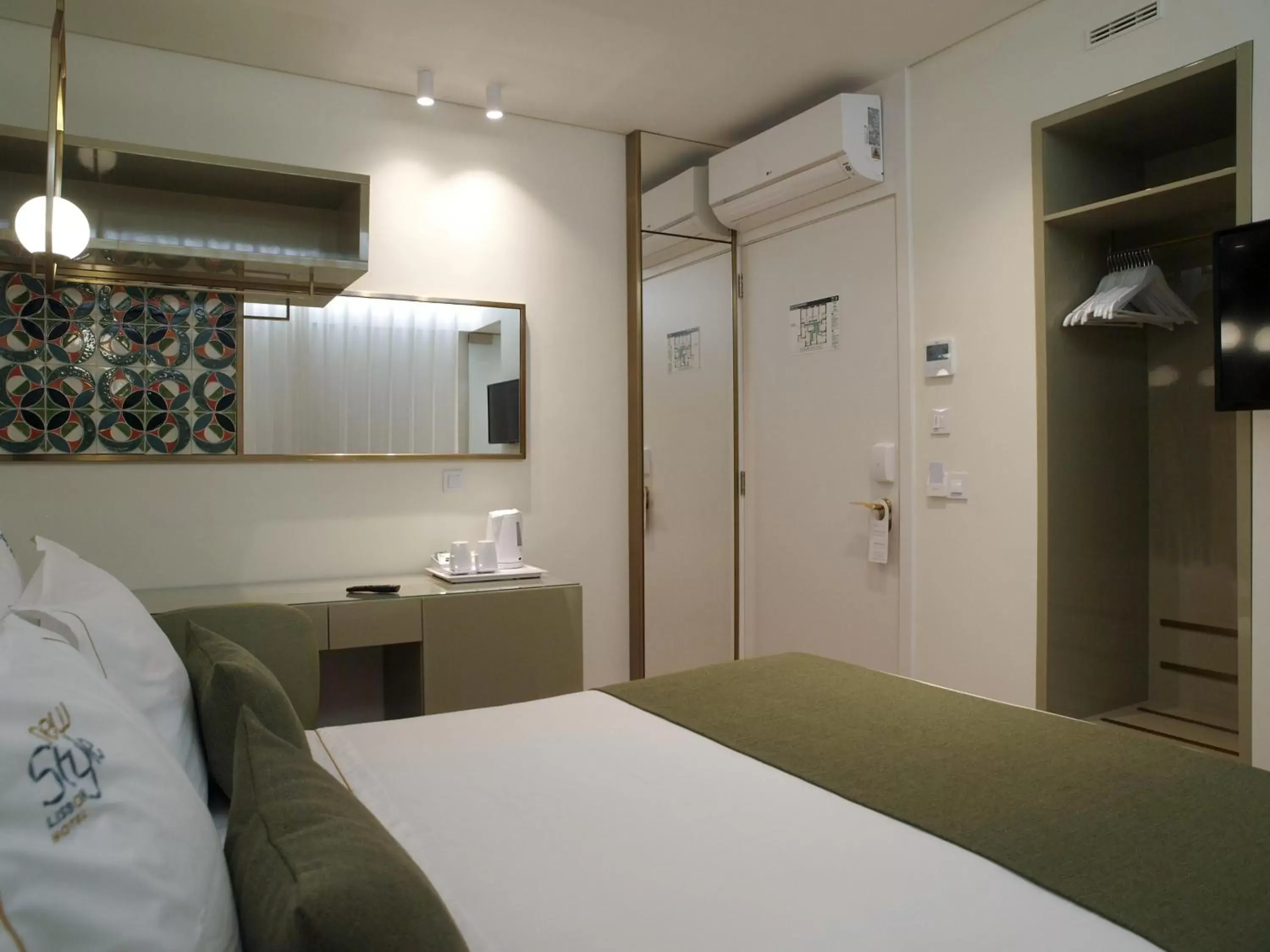 Budget Double Room in New Style Lisbon Hotel Budget Double Room in New Style Lisbon Hotel