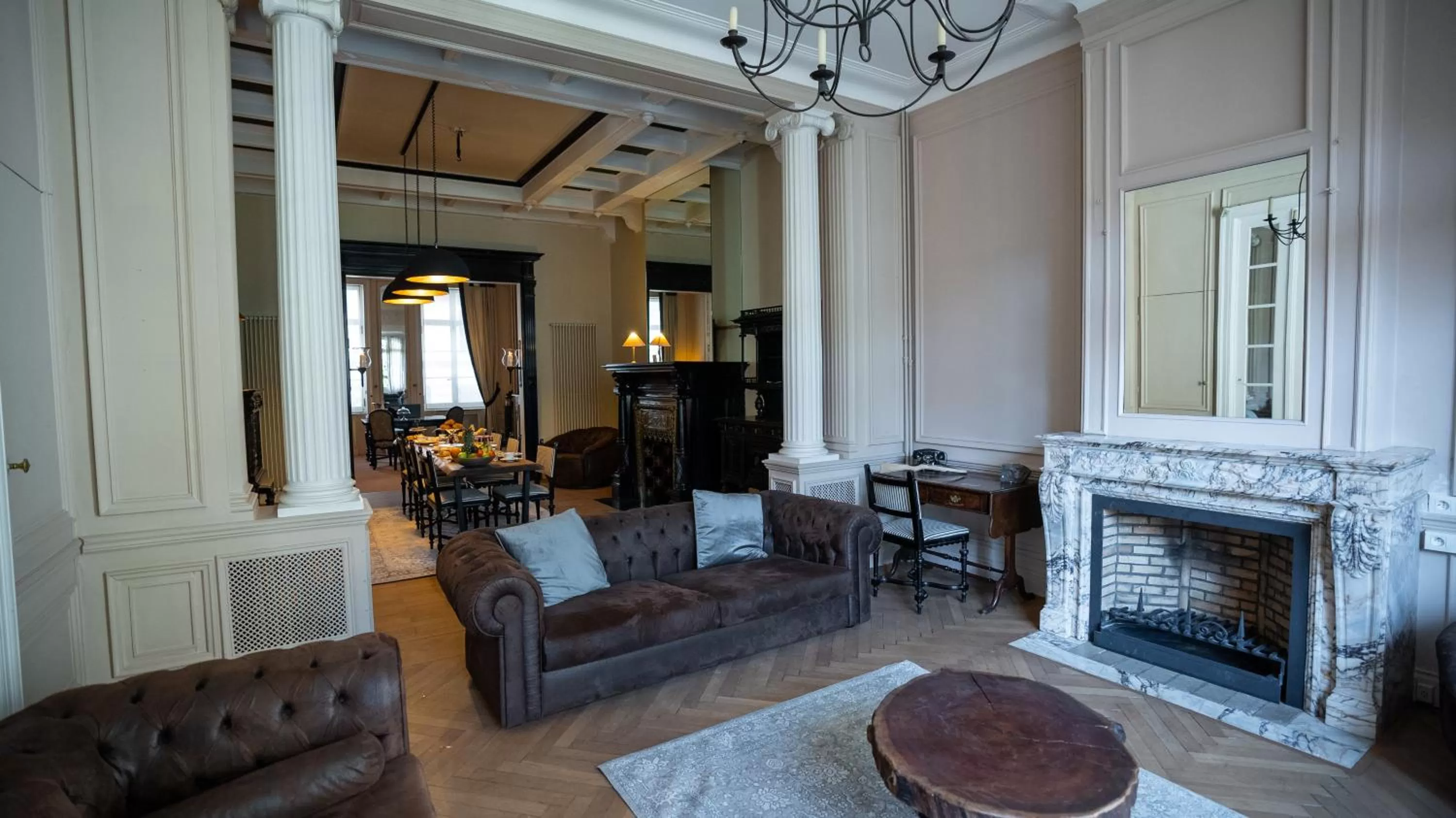 flat iron, Seating Area in Hotel de Maître de Vaughan