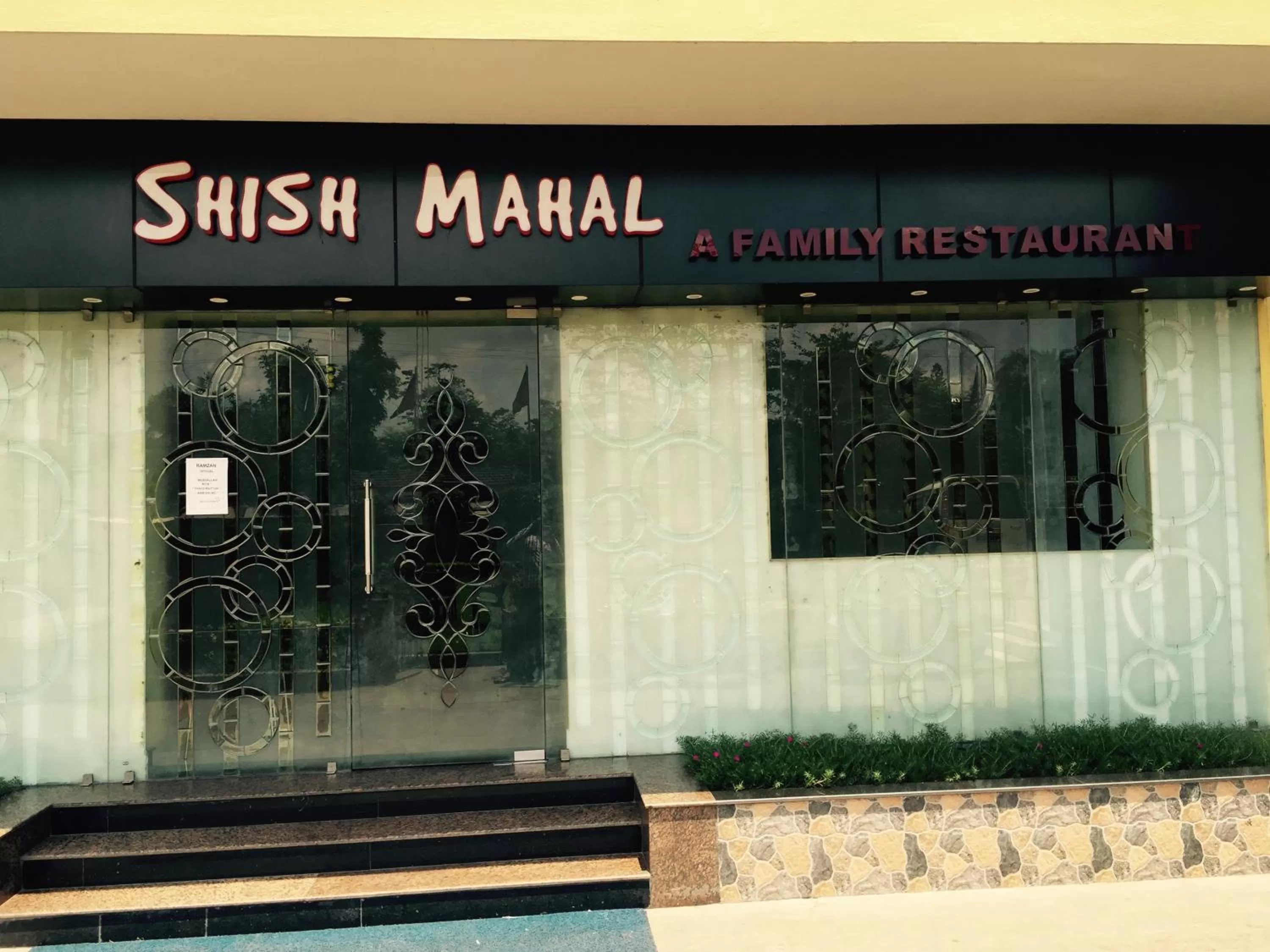 Restaurant/places to eat in Hotel Samrat