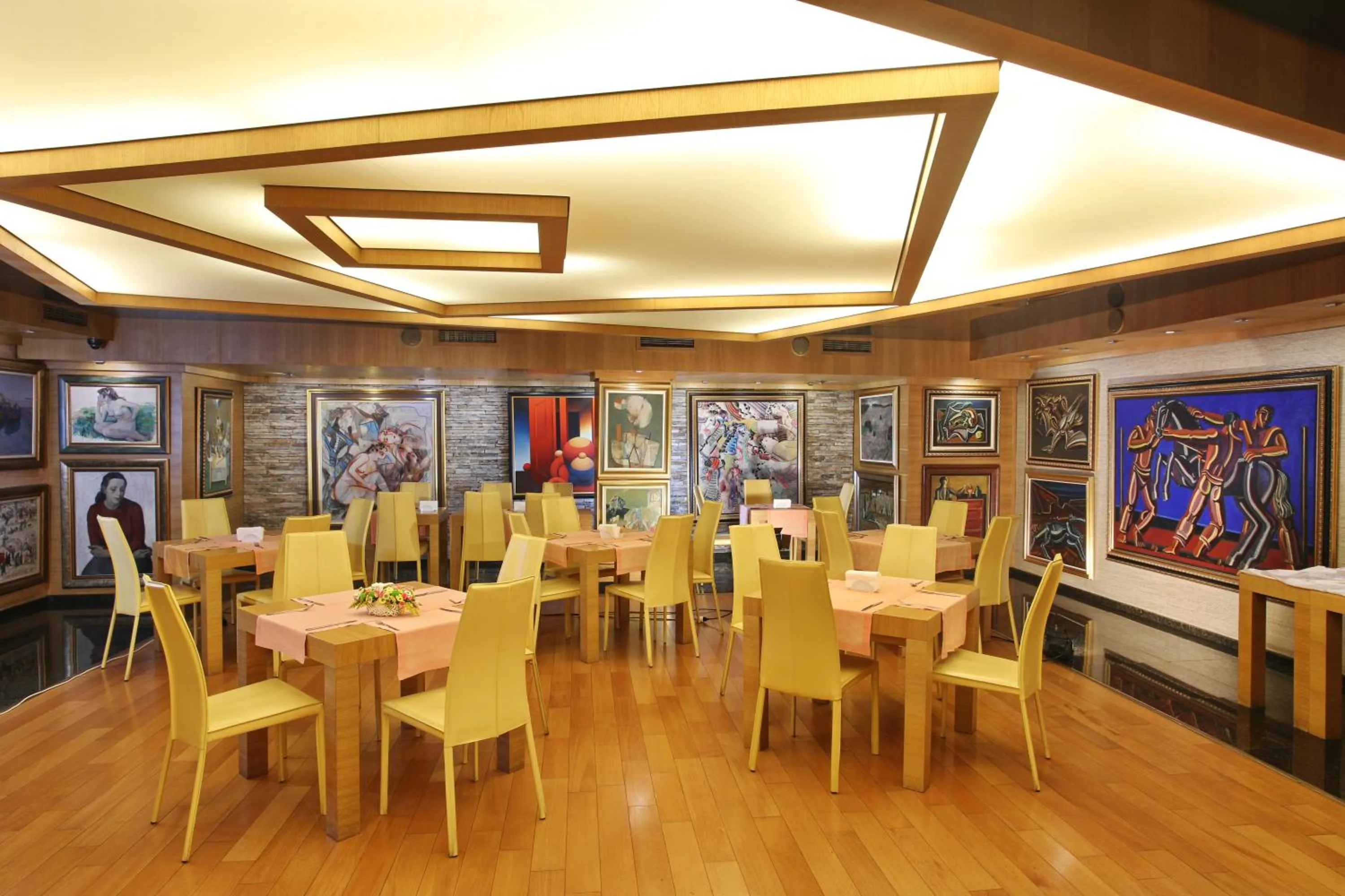 Restaurant/places to eat in Hotel Anel