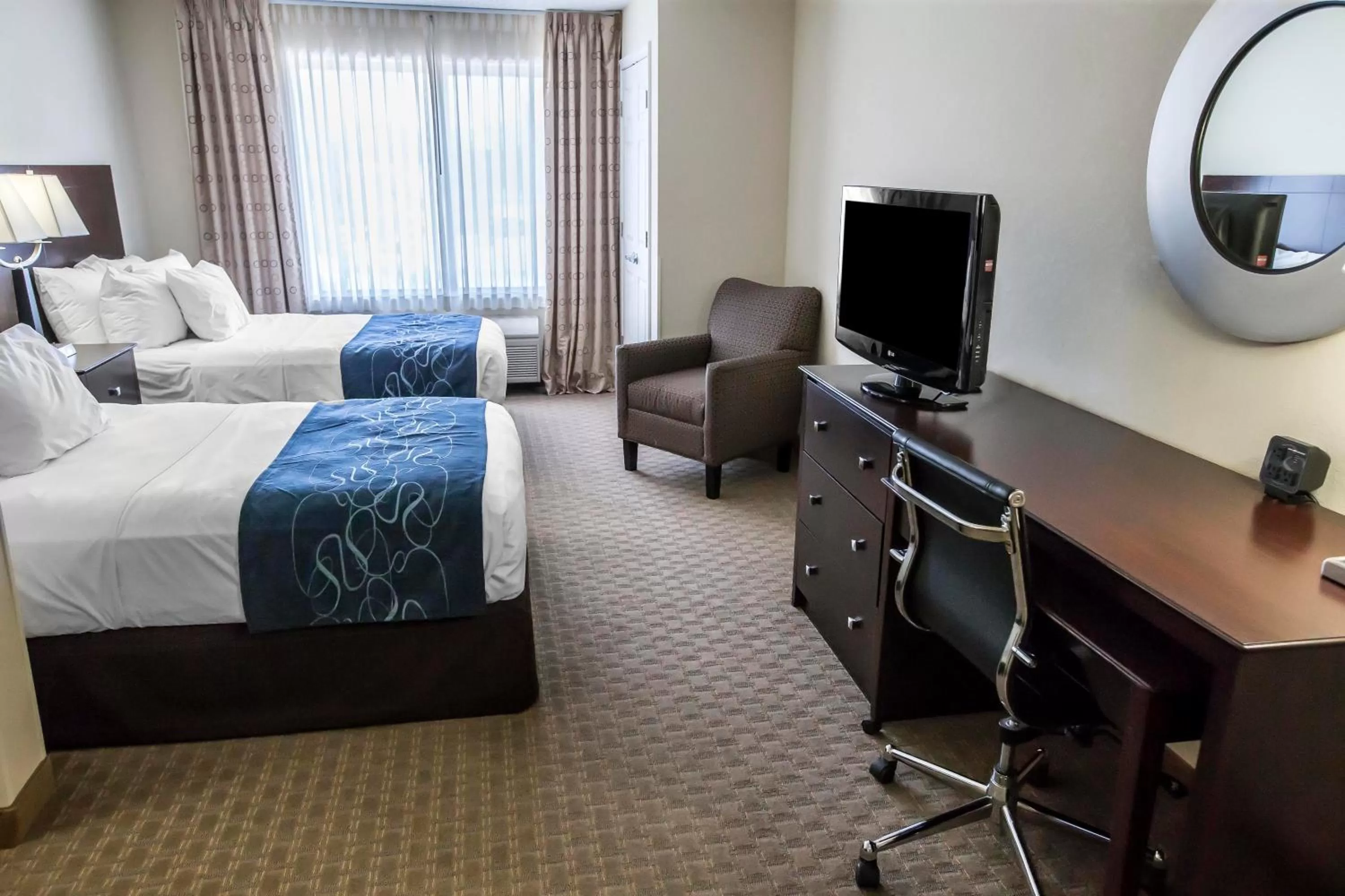 Photo of the whole room, Bed in Comfort Suites University Area Notre Dame-South Bend