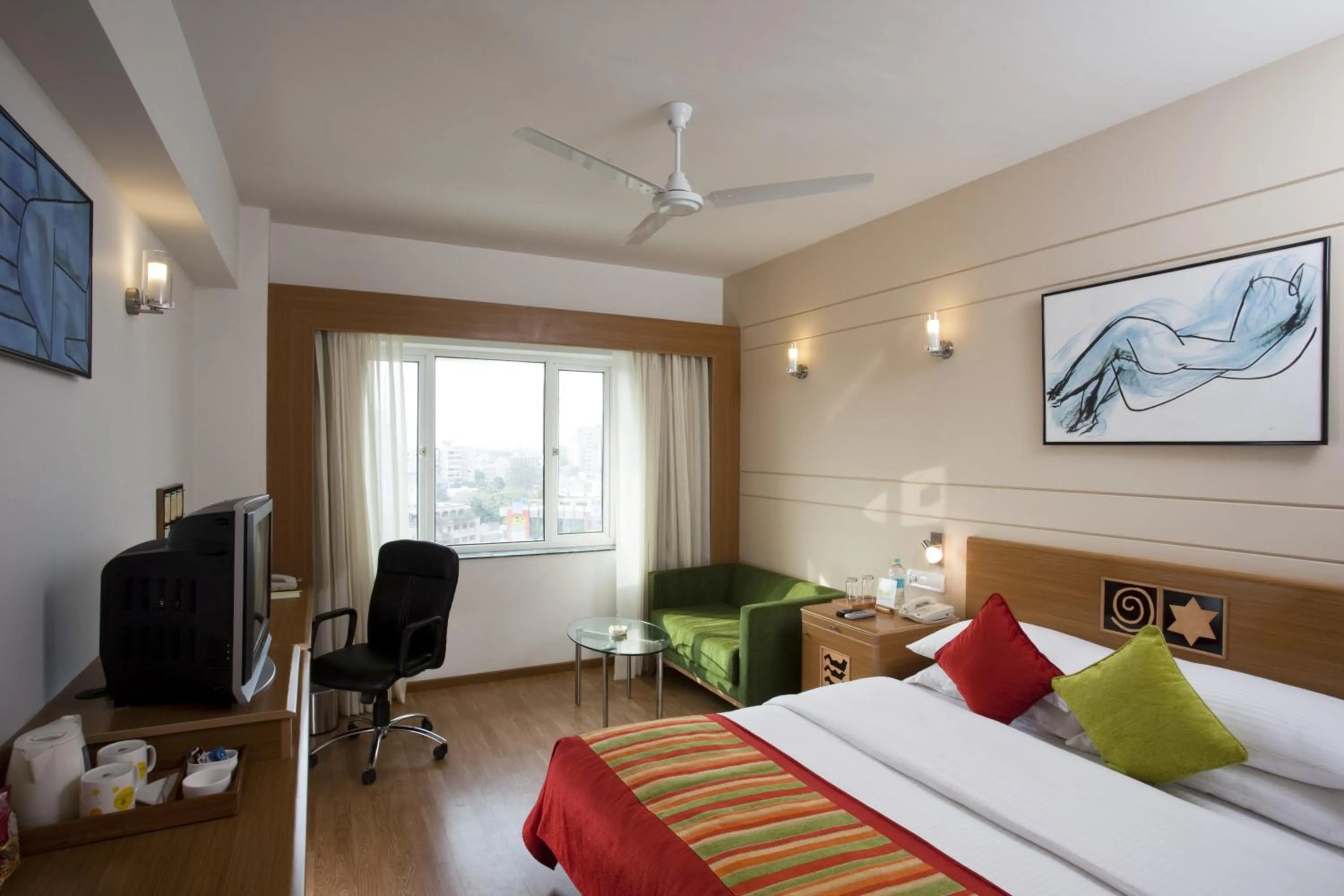 Bedroom, Bed in Lemon Tree Hotel, Udyog Vihar, Gurugram