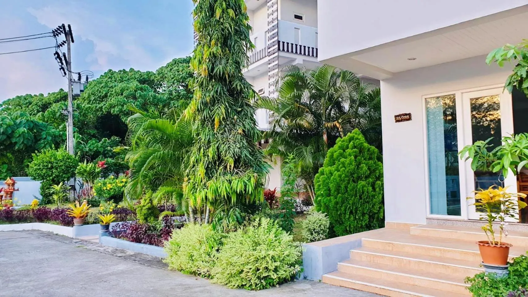 Facade/entrance in Siray House