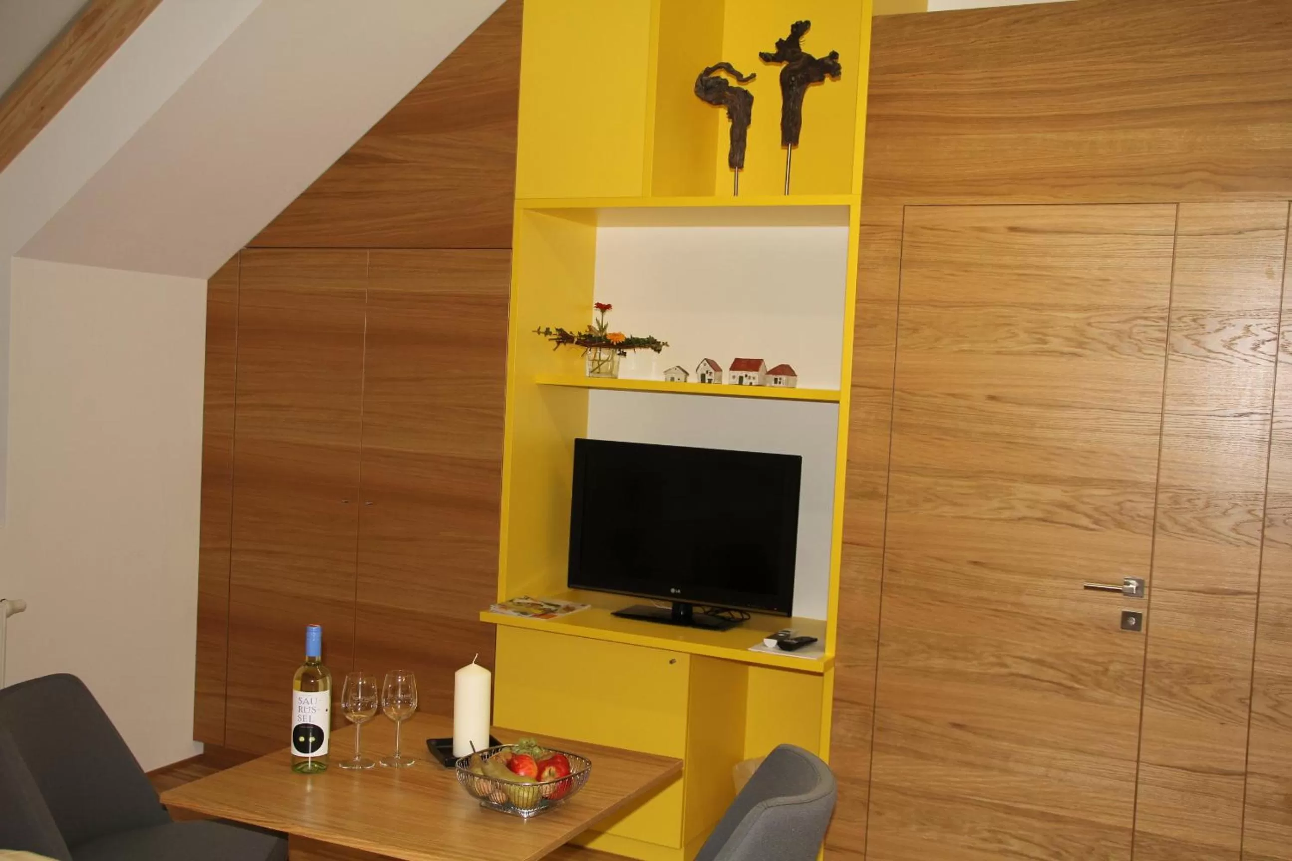 TV and multimedia, TV/Entertainment Center in Hotel Eisenhuthaus