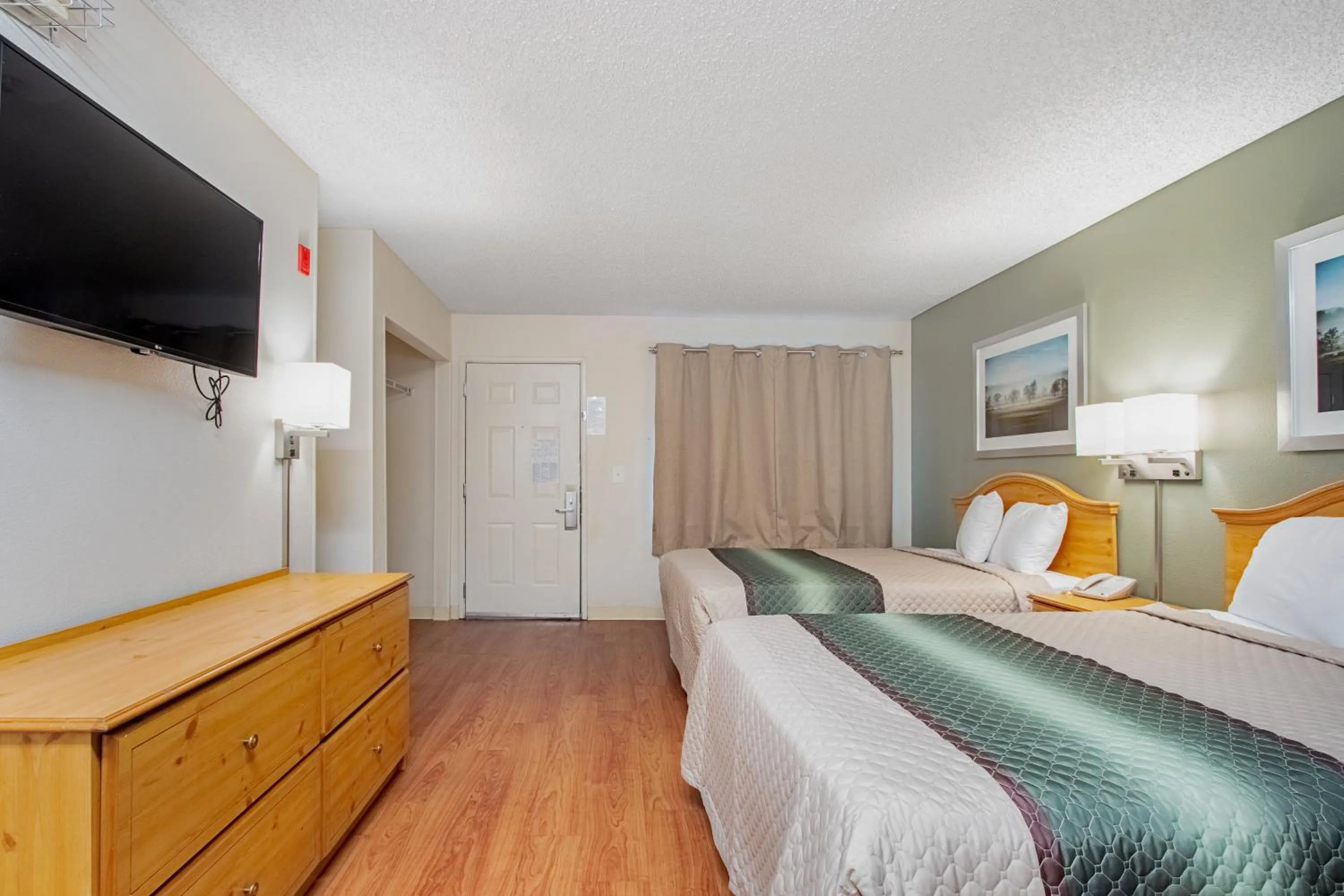 Photo of the whole room, Bed in HomeTowne Studios by Red Roof Phoenix - Black Canyon Highway