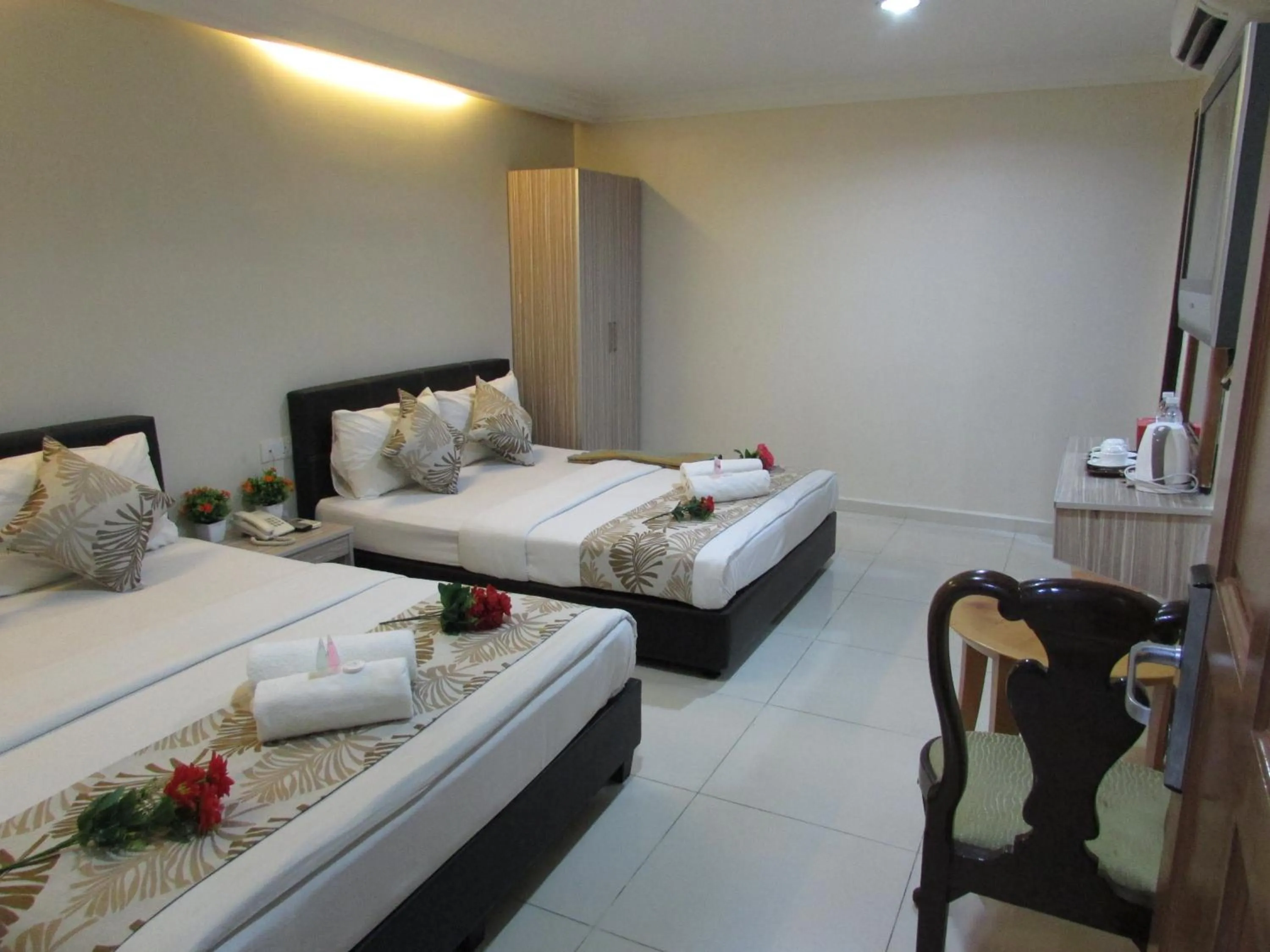 Bedroom, Bed in Safari Hotel