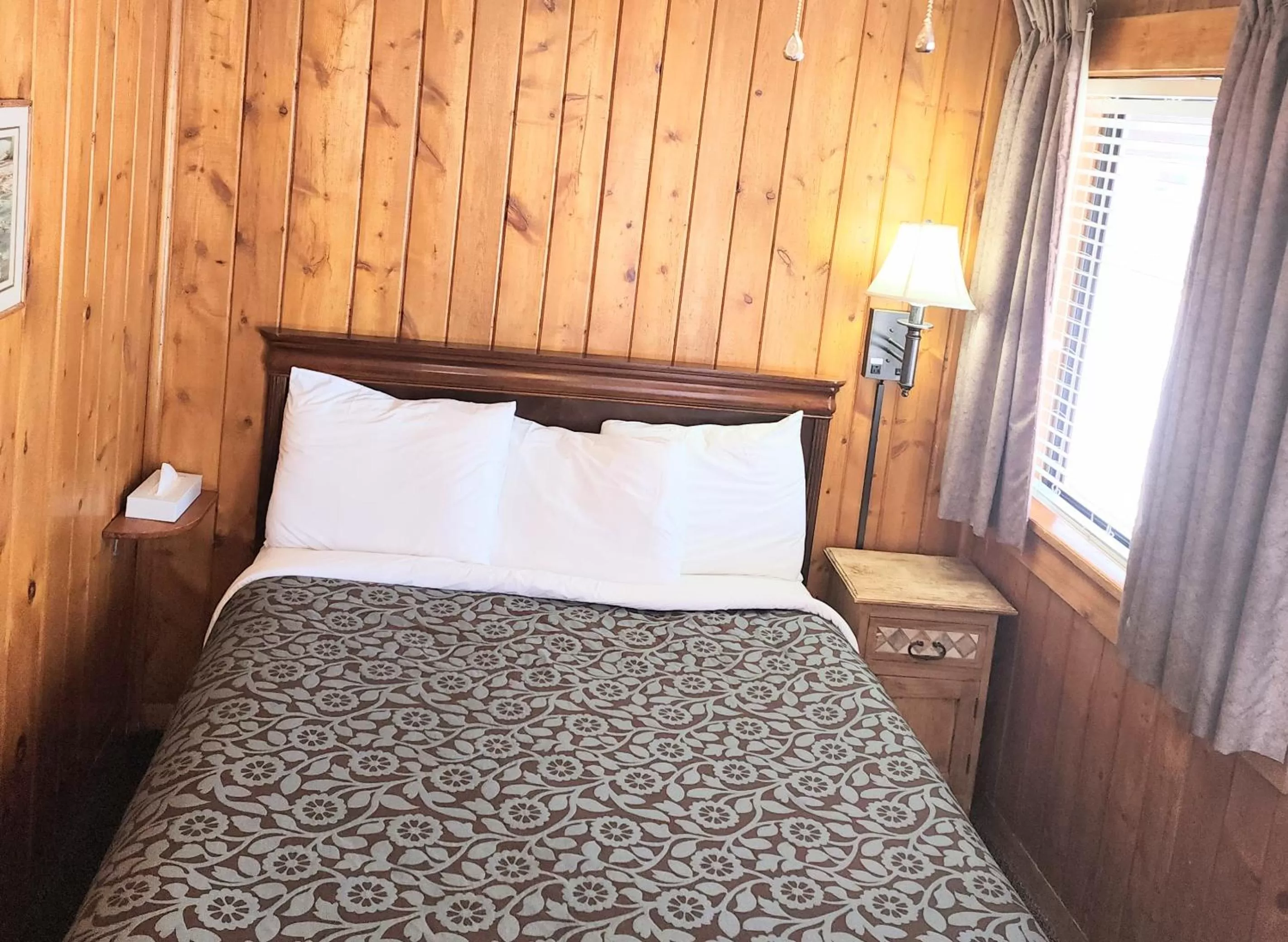 Bed in Canyon Motel near Rocky Mountain National Park