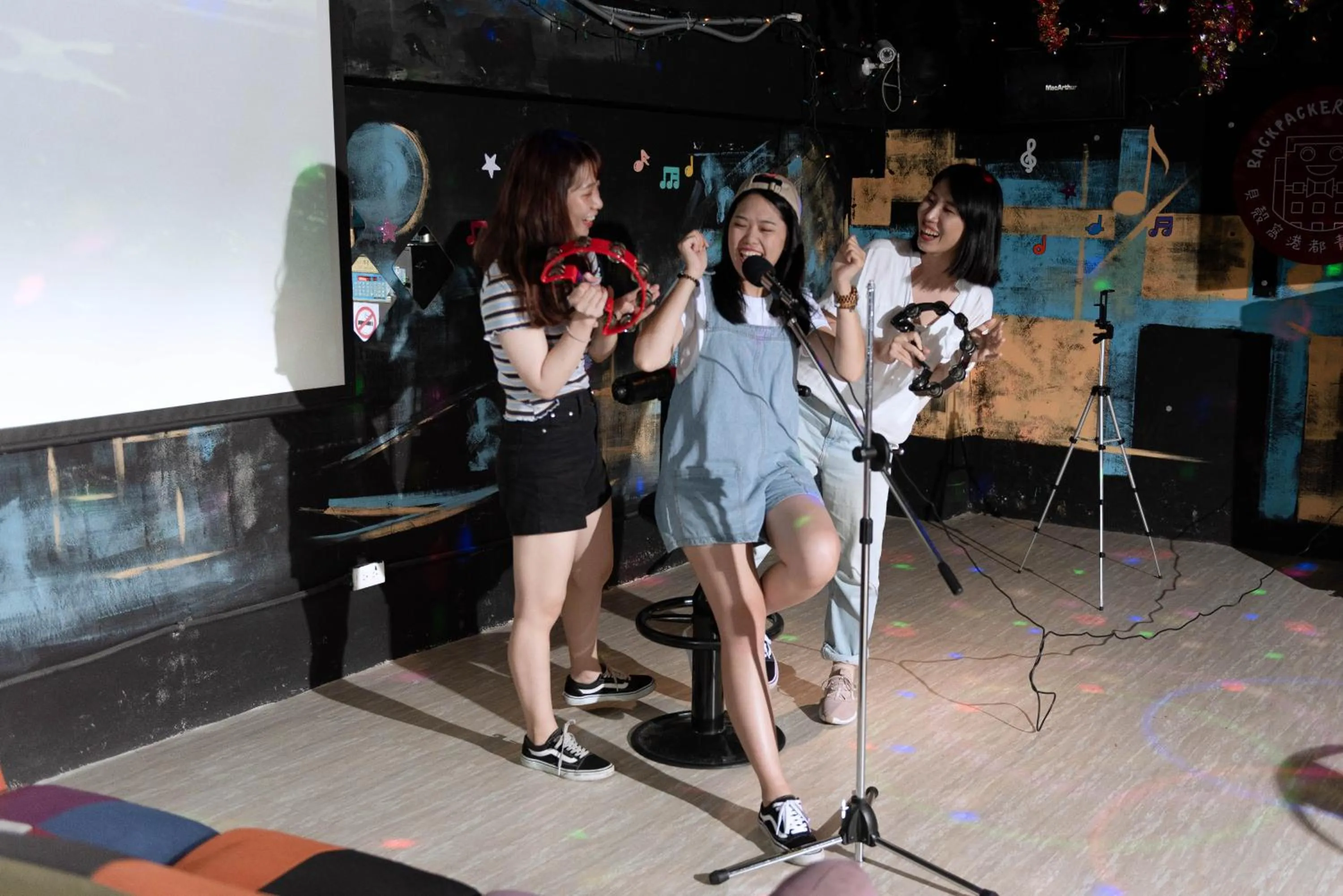 Karaoke in Uno Backpackers Inn