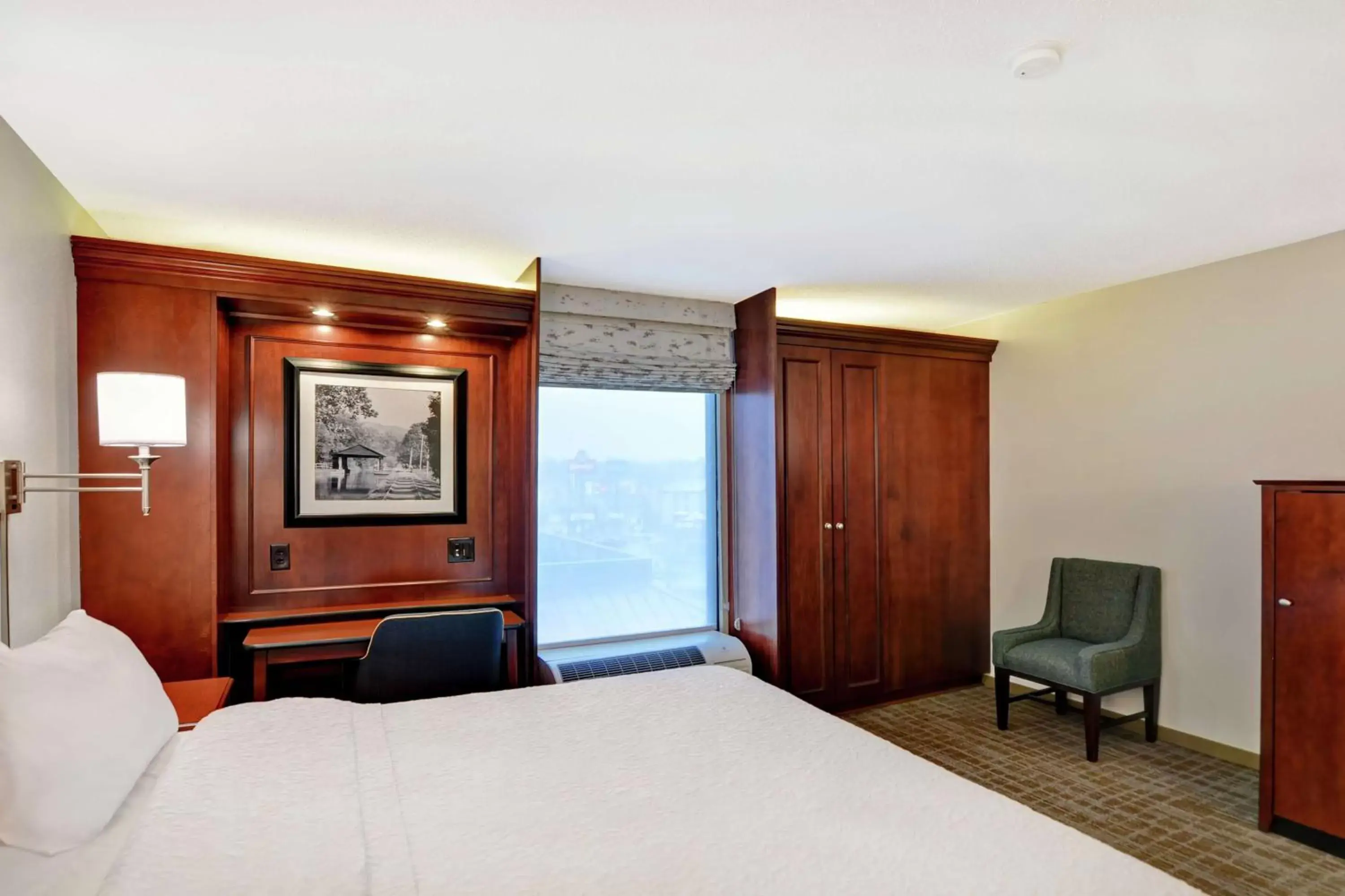 Deluxe King Room - Non-Smoking in Hampton Inn Beckley Deluxe King Room - Non-Smoking in Hampton Inn Beckley