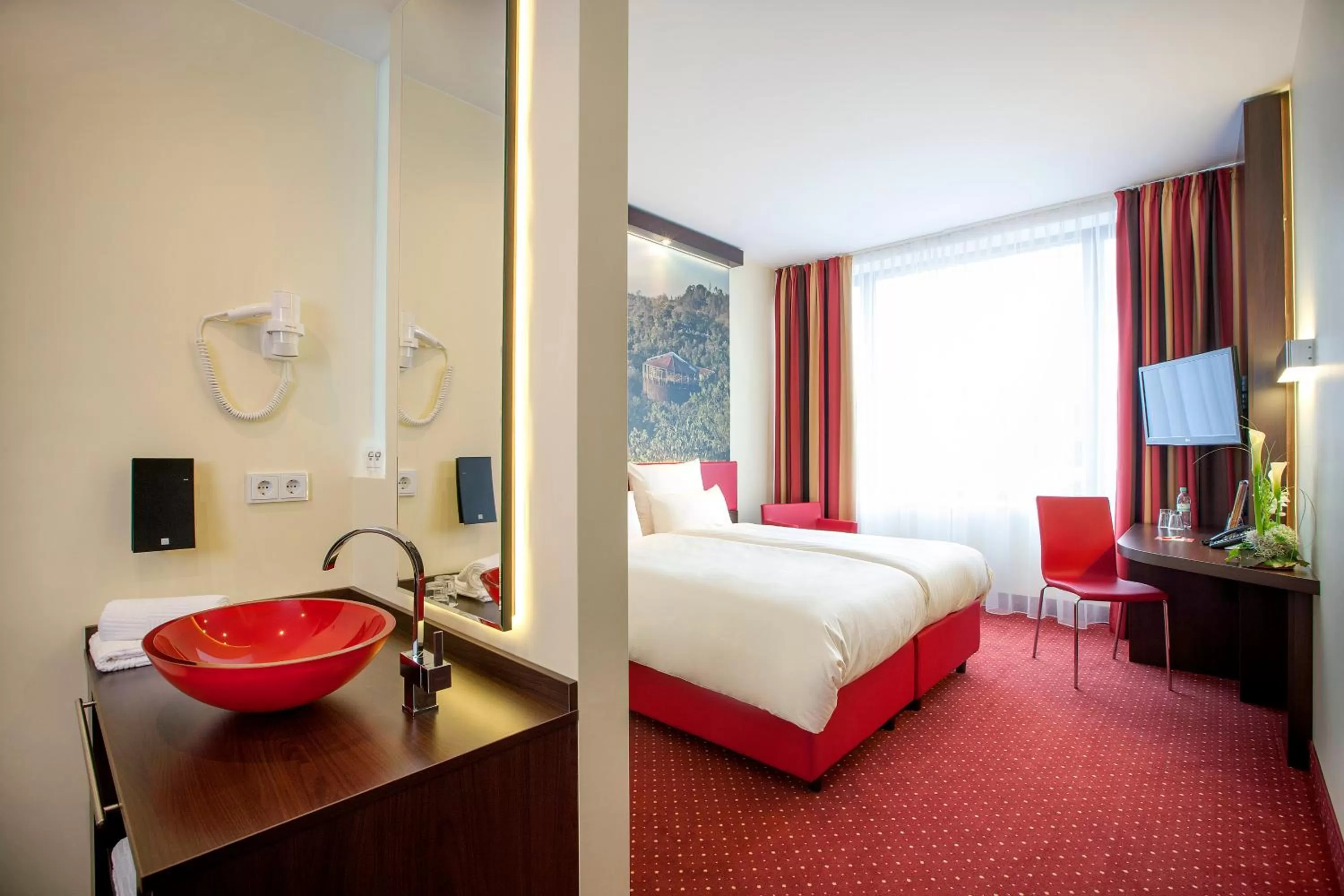 Photo of the whole room, Bed in Best Western Plus Plaza Berlin Kurfürstendamm