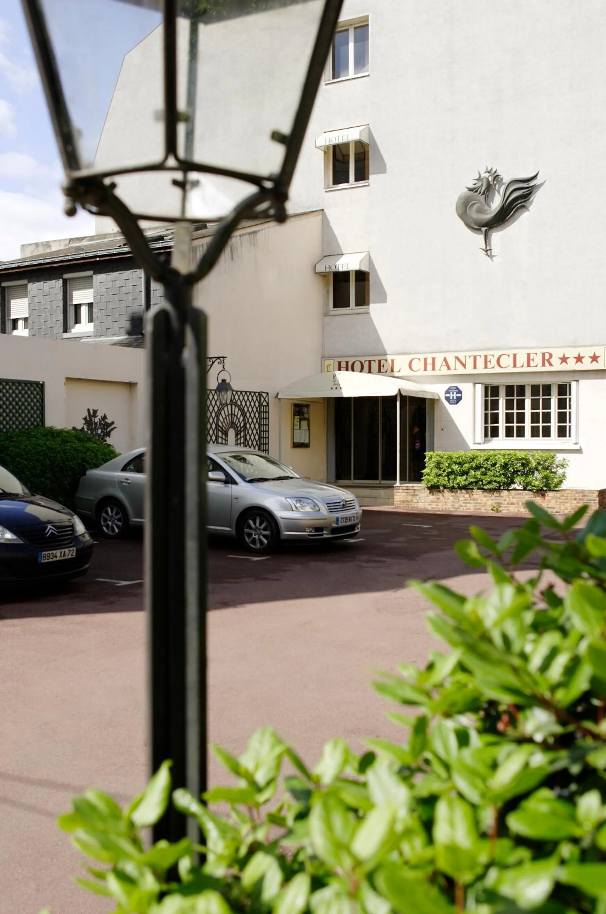 Facade/entrance in The Originals City, Hôtel Chantecler, Le Mans