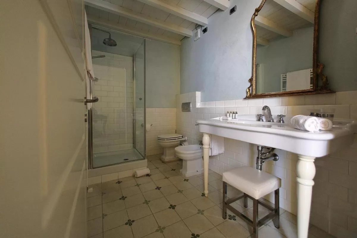 Bathroom in Classique
