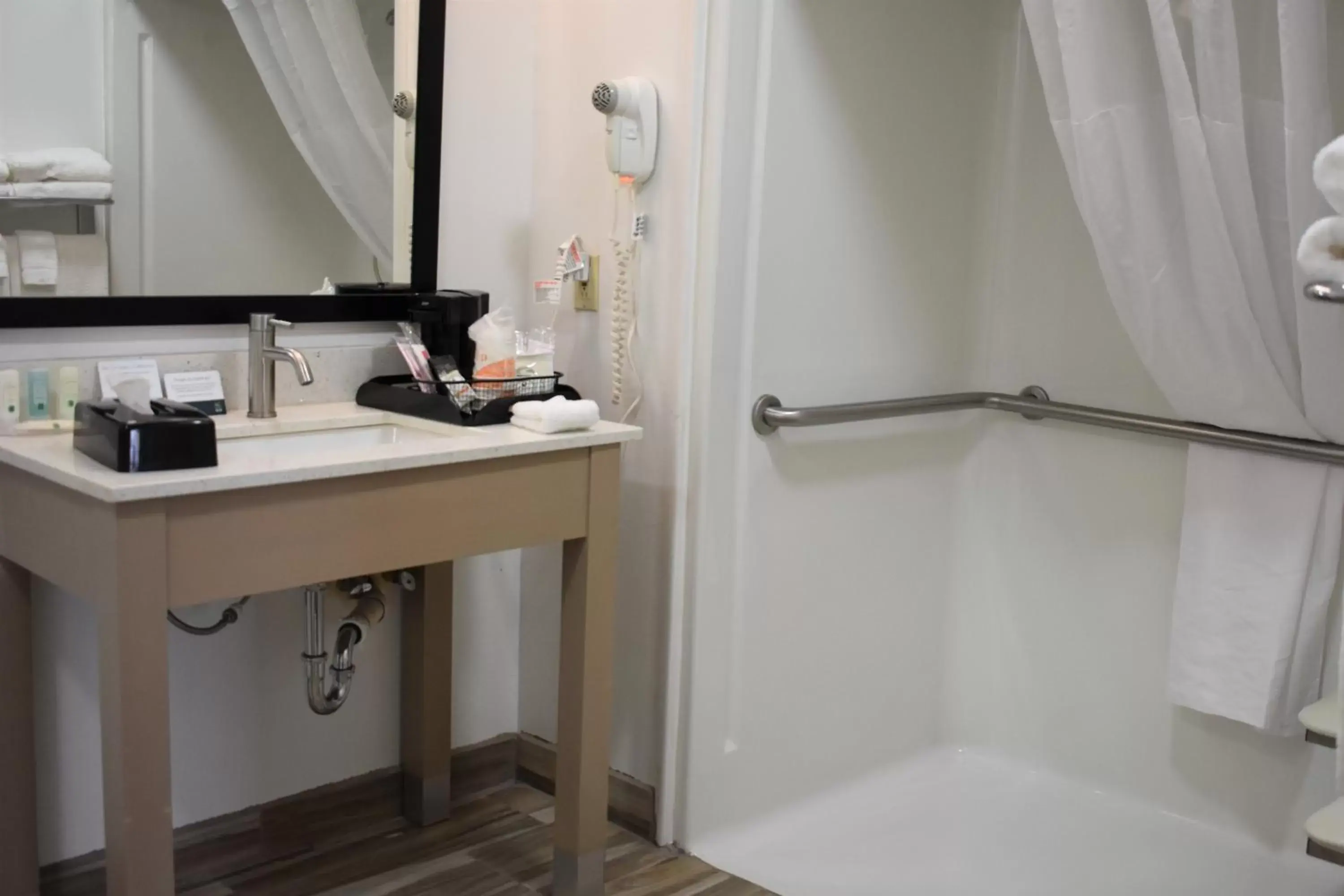 Double Room with Two Double Beds - Accessible/Non-Smoking in Quality Inn Scottsboro US-72-Lake Guntersville Area Double Room with Two Double Beds - Accessible/Non-Smoking in Quality Inn Scottsboro US-72-Lake Guntersville Area