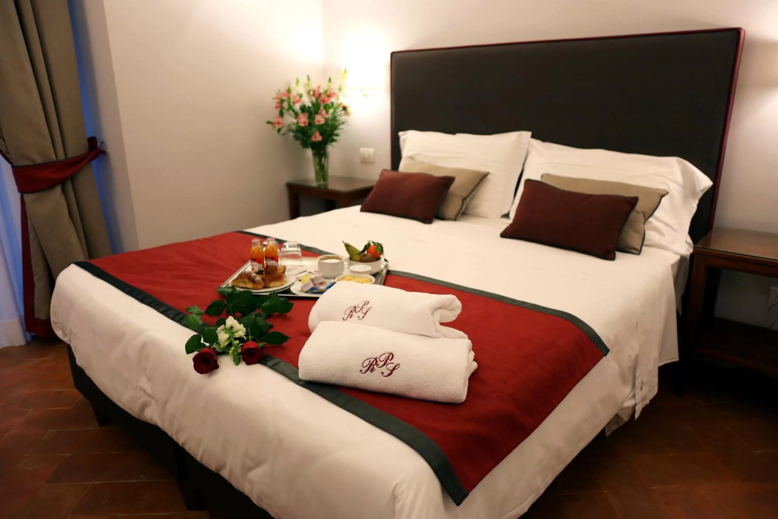 Photo of the whole room, Bed in Decumani Hotel De Charme