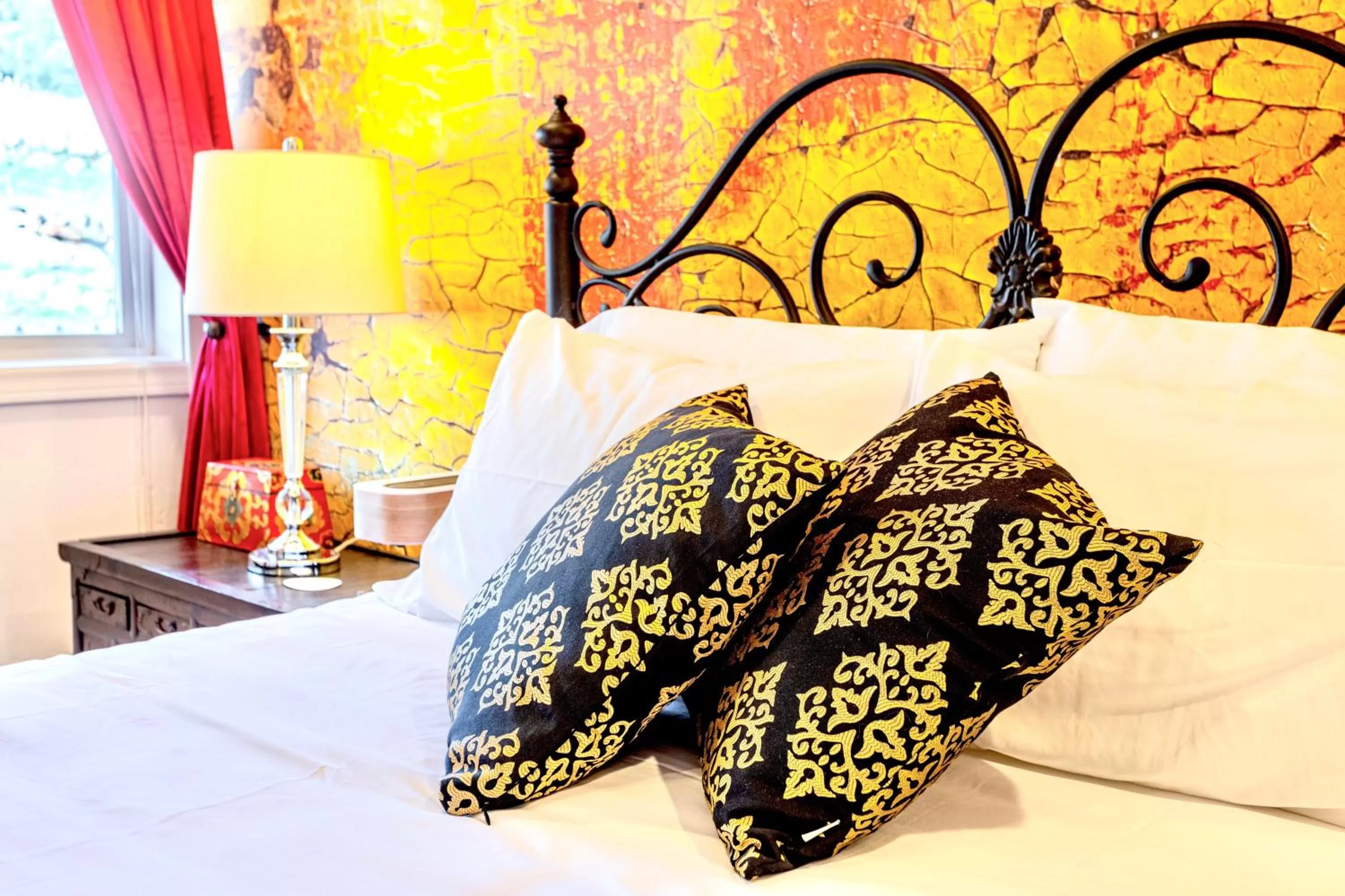 Bed in Quiet Mind Mountain Lodge, Retreat & Spa