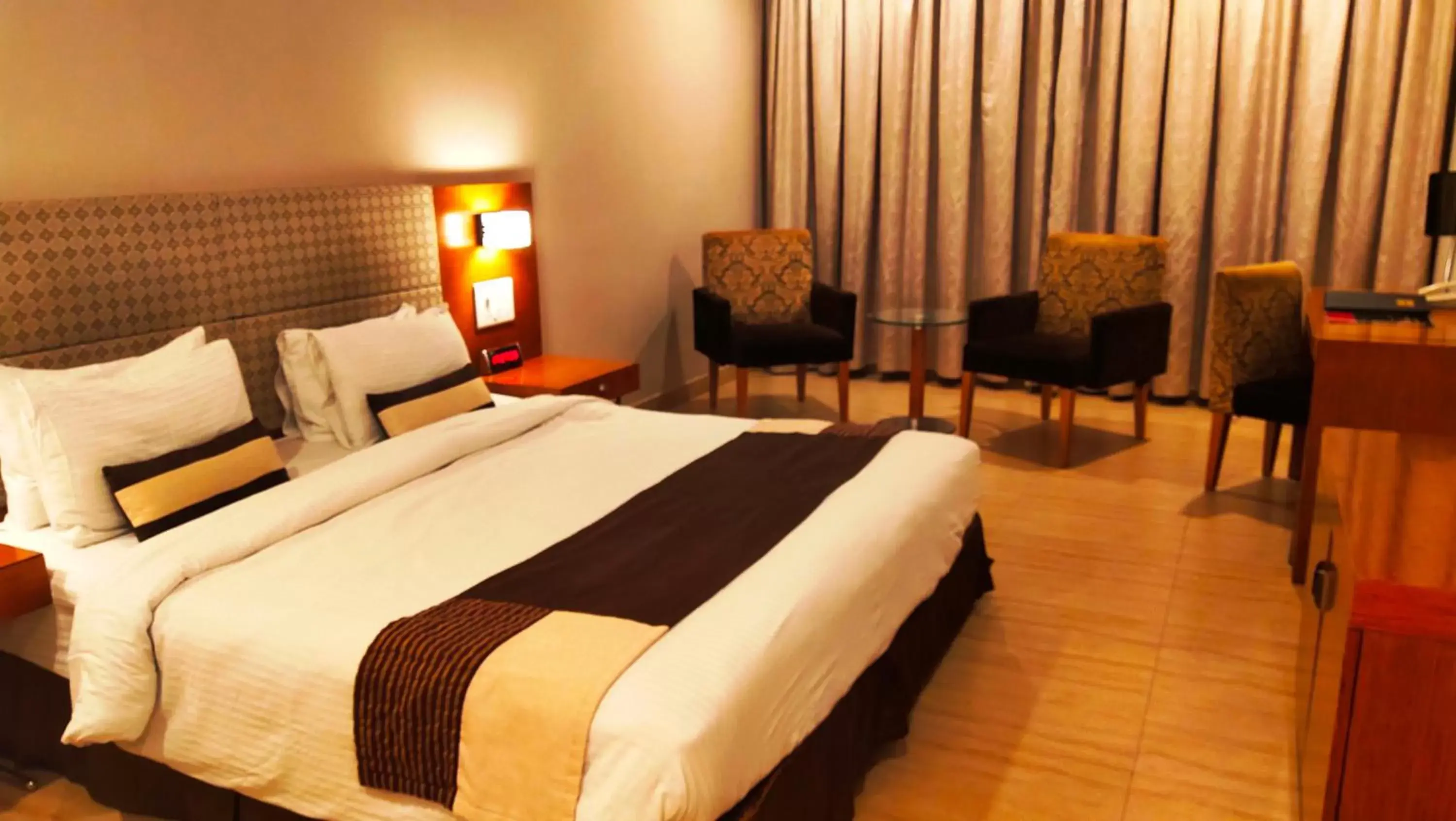 King Suite with Dining Area - Smoking in Best Western Ashoka King Suite with Dining Area - Smoking in Best Western Ashoka