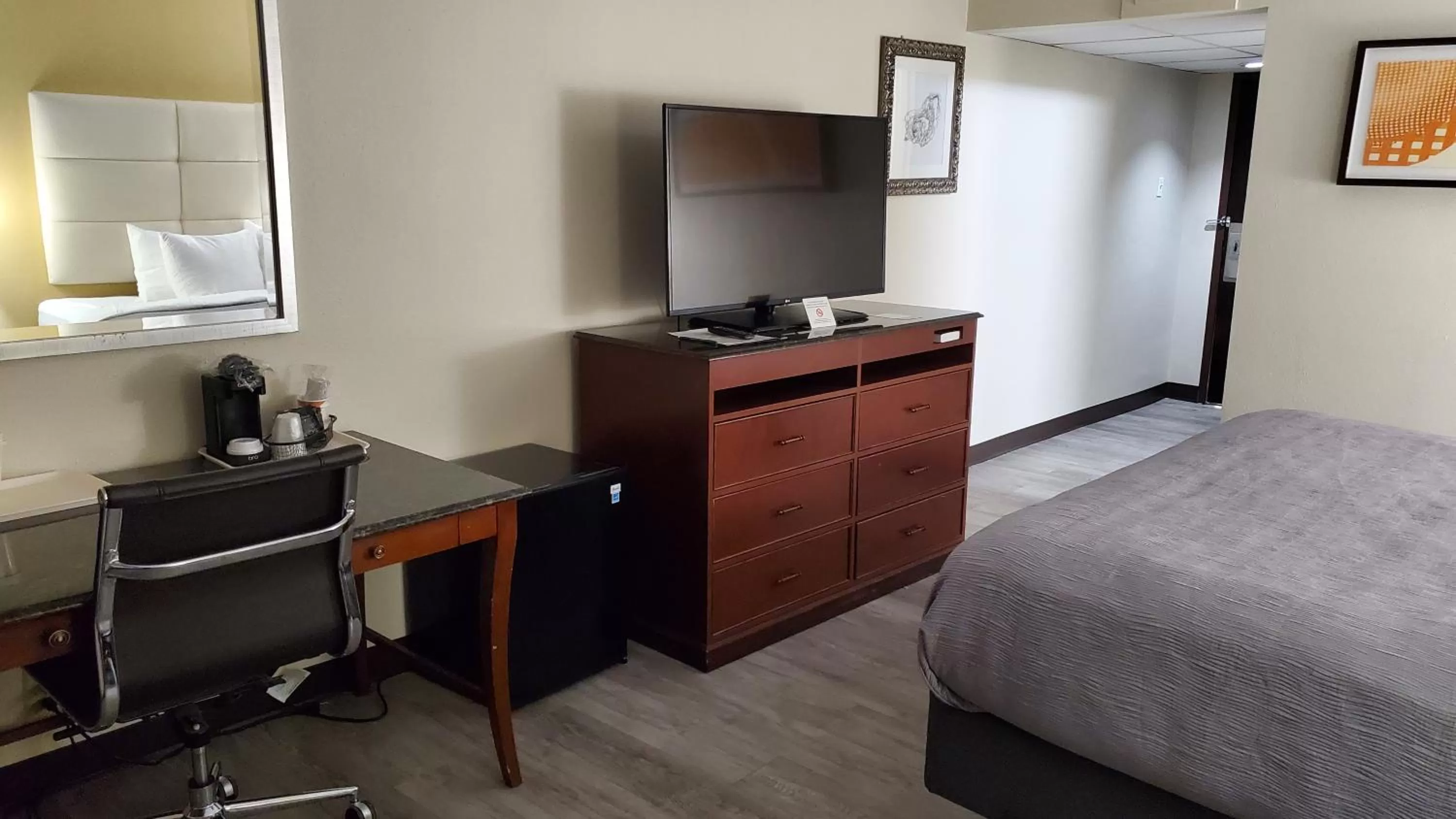TV and multimedia, Bed in Quality Inn Alamosa