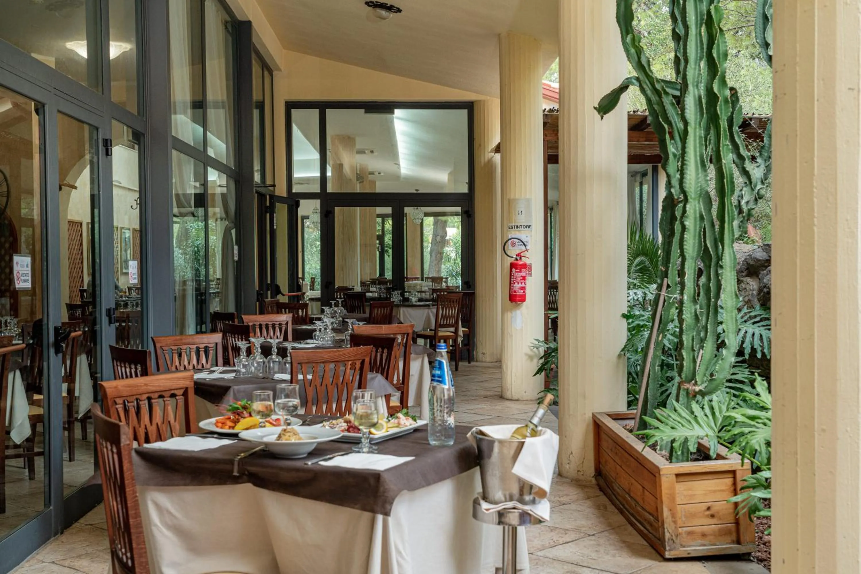 Restaurant/places to eat in Club Esse Palmasera