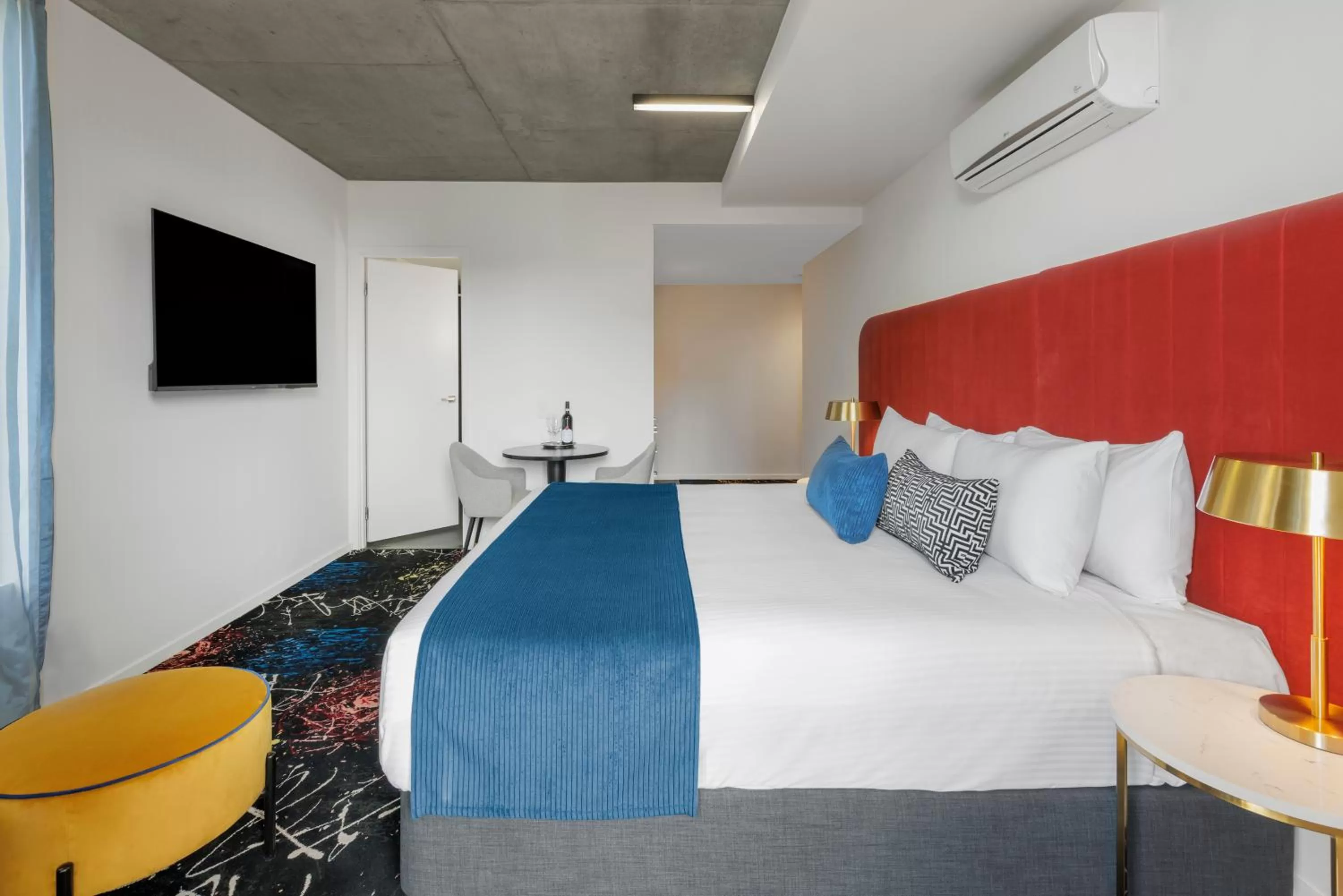 Bed in Mercure Melbourne St Kilda Road