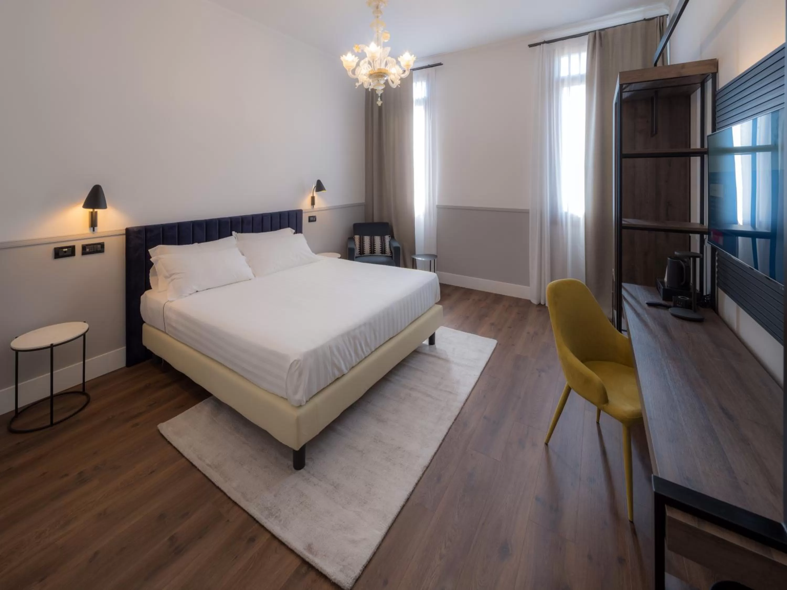 Photo of the whole room, Bed in The Foscarini