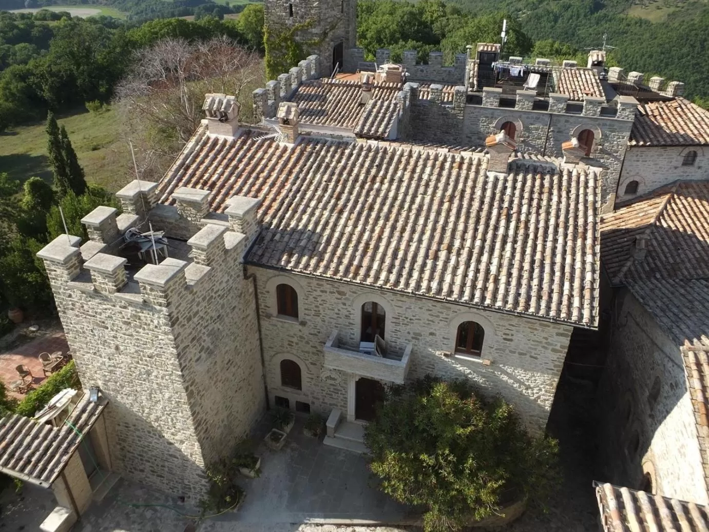 Property building in Castello Di Giomici