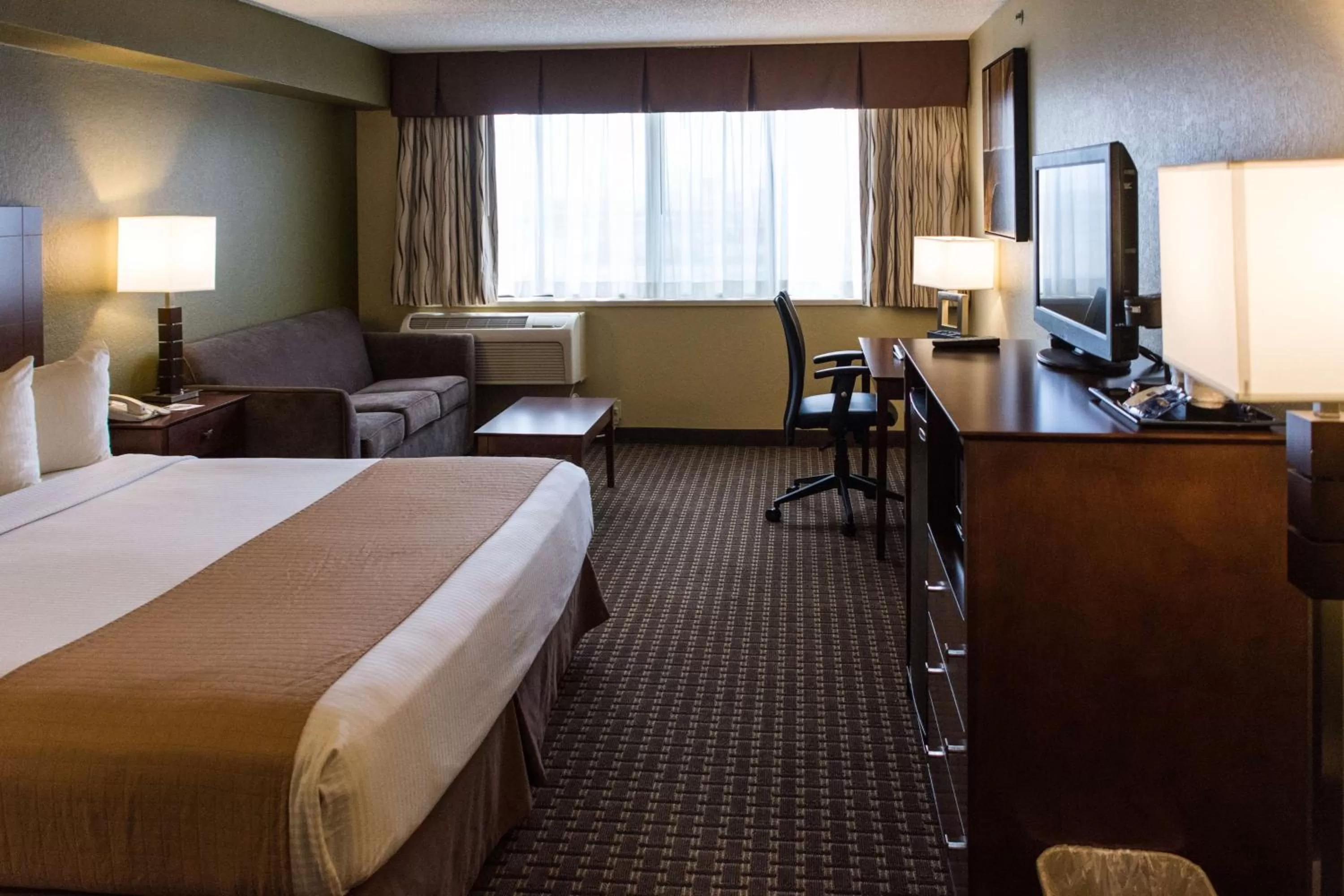 Photo of the whole room, Bed in Best Western Executive Inn Kenosha - Pleasant Prairie
