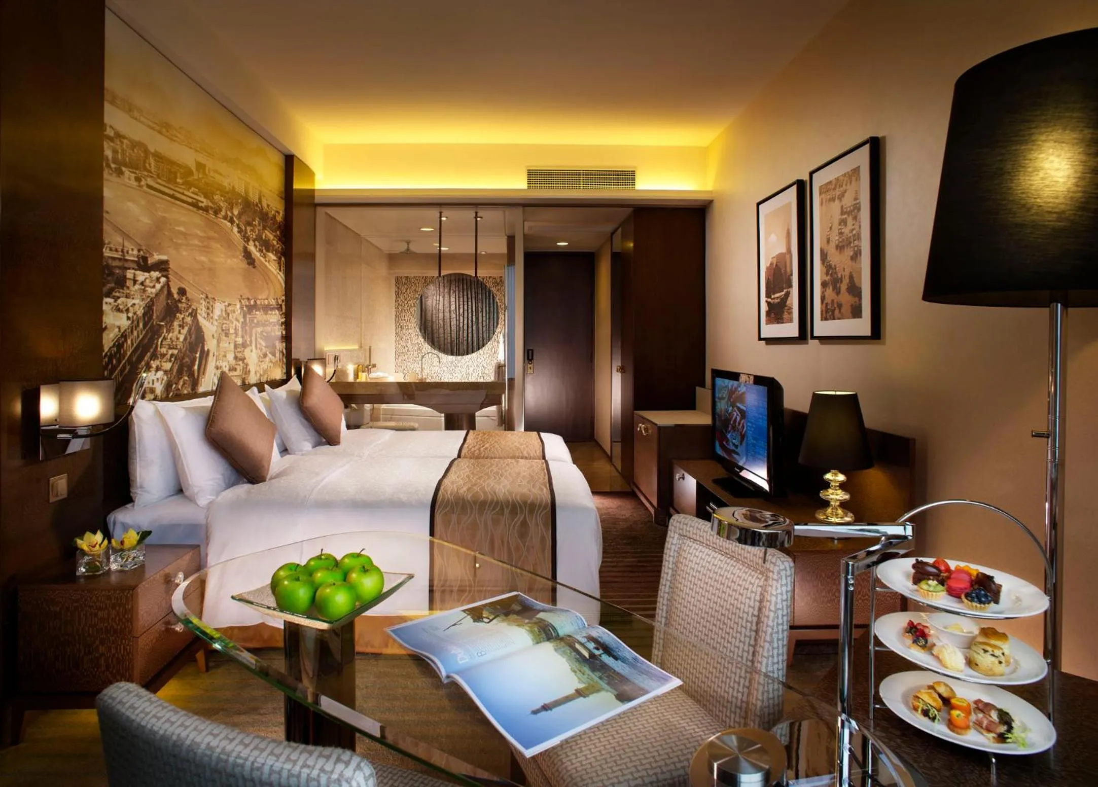 Photo of the whole room, Bed in Harbour Grand Hong Kong