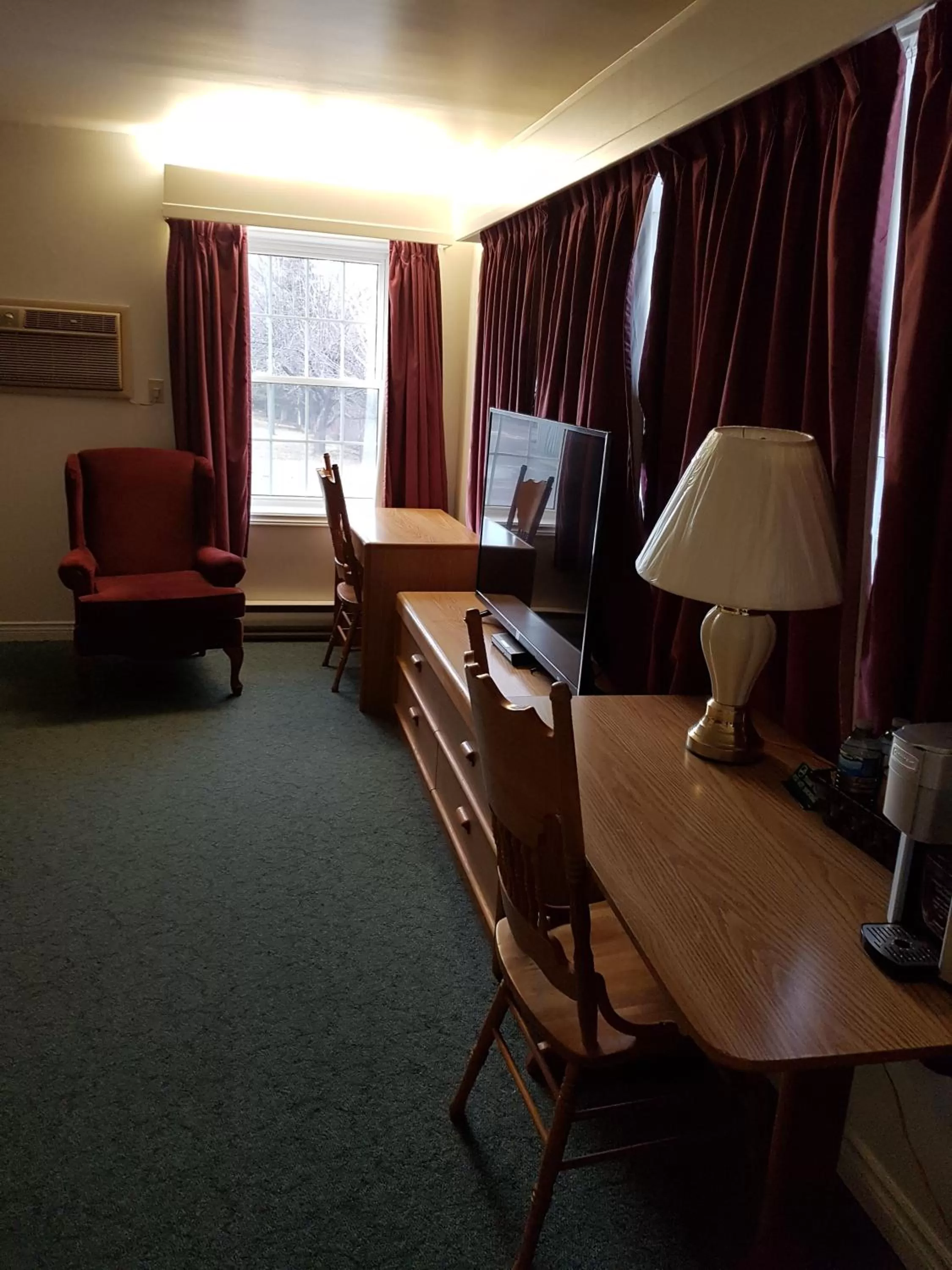 Covered Bridge Inn & Suites