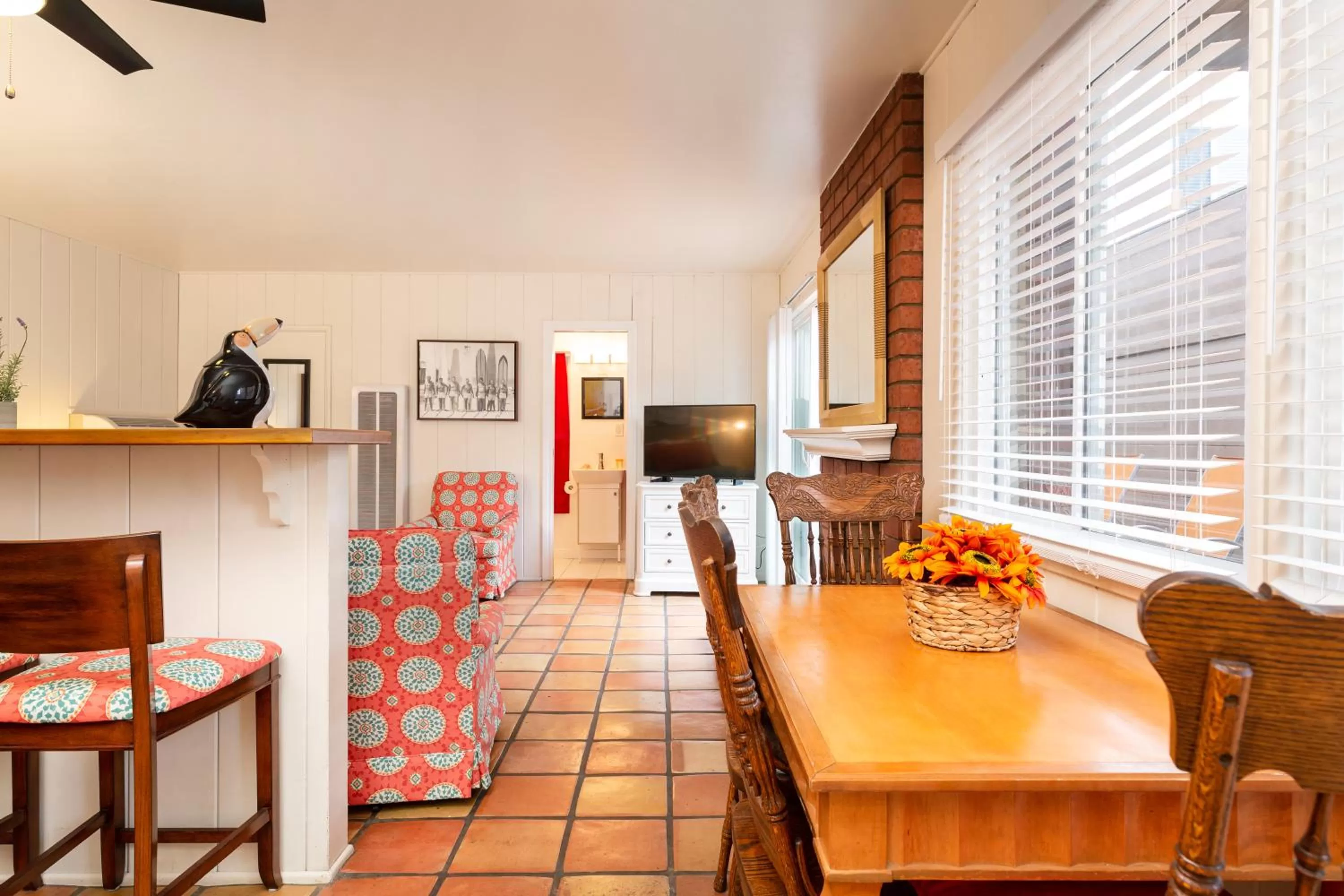 TV and multimedia in The Sea View Inn At The Beach