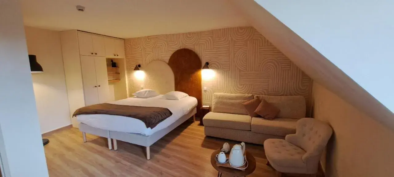 Superior Double or Twin Room in Logis Hostellerie des Clos et restaurant Bistrot des grands crus Superior Double or Twin Room in Logis Hostellerie des Clos et restaurant Bistrot des grands crus