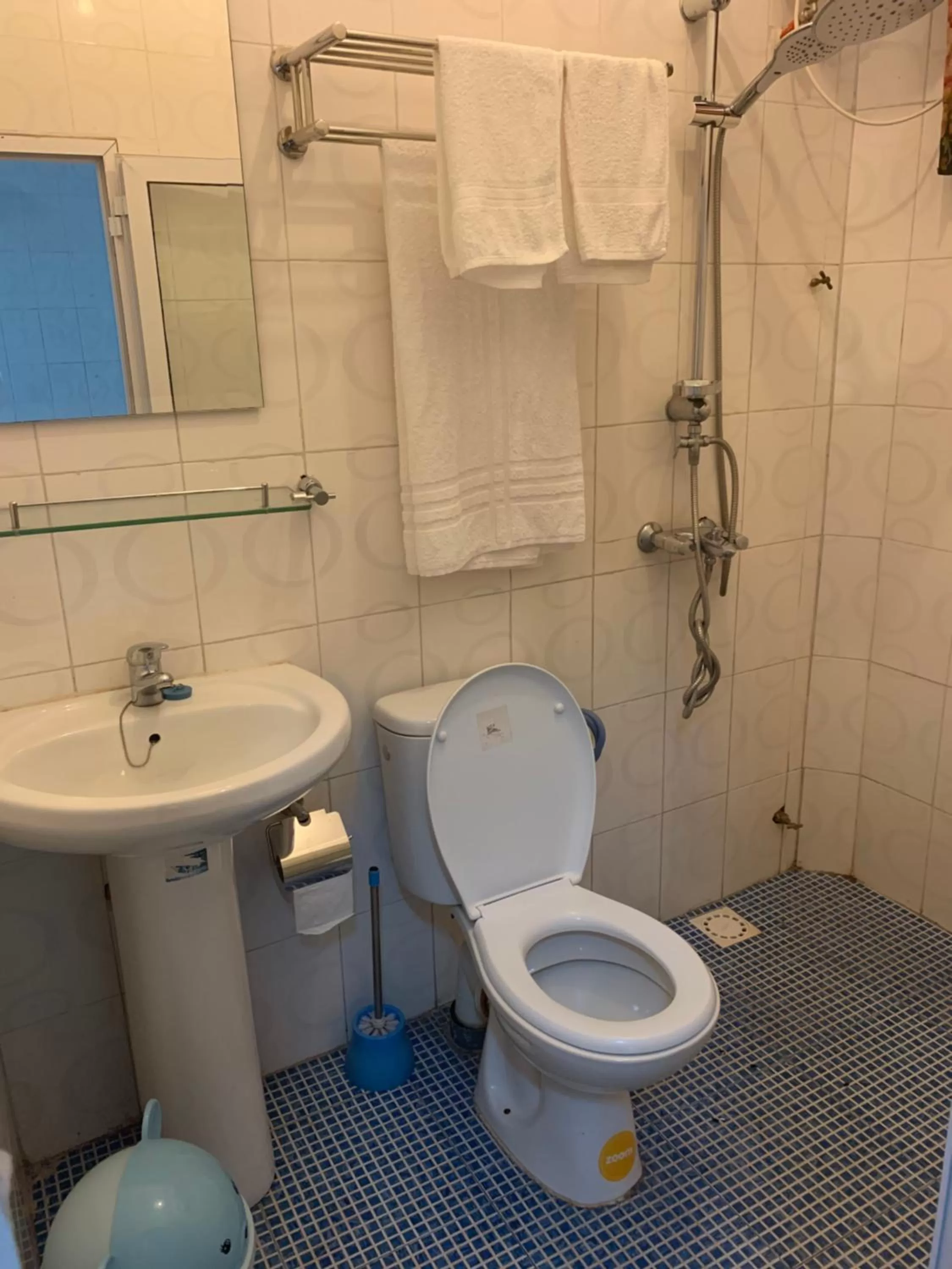 Shower in Woodpecker Resort Hotel