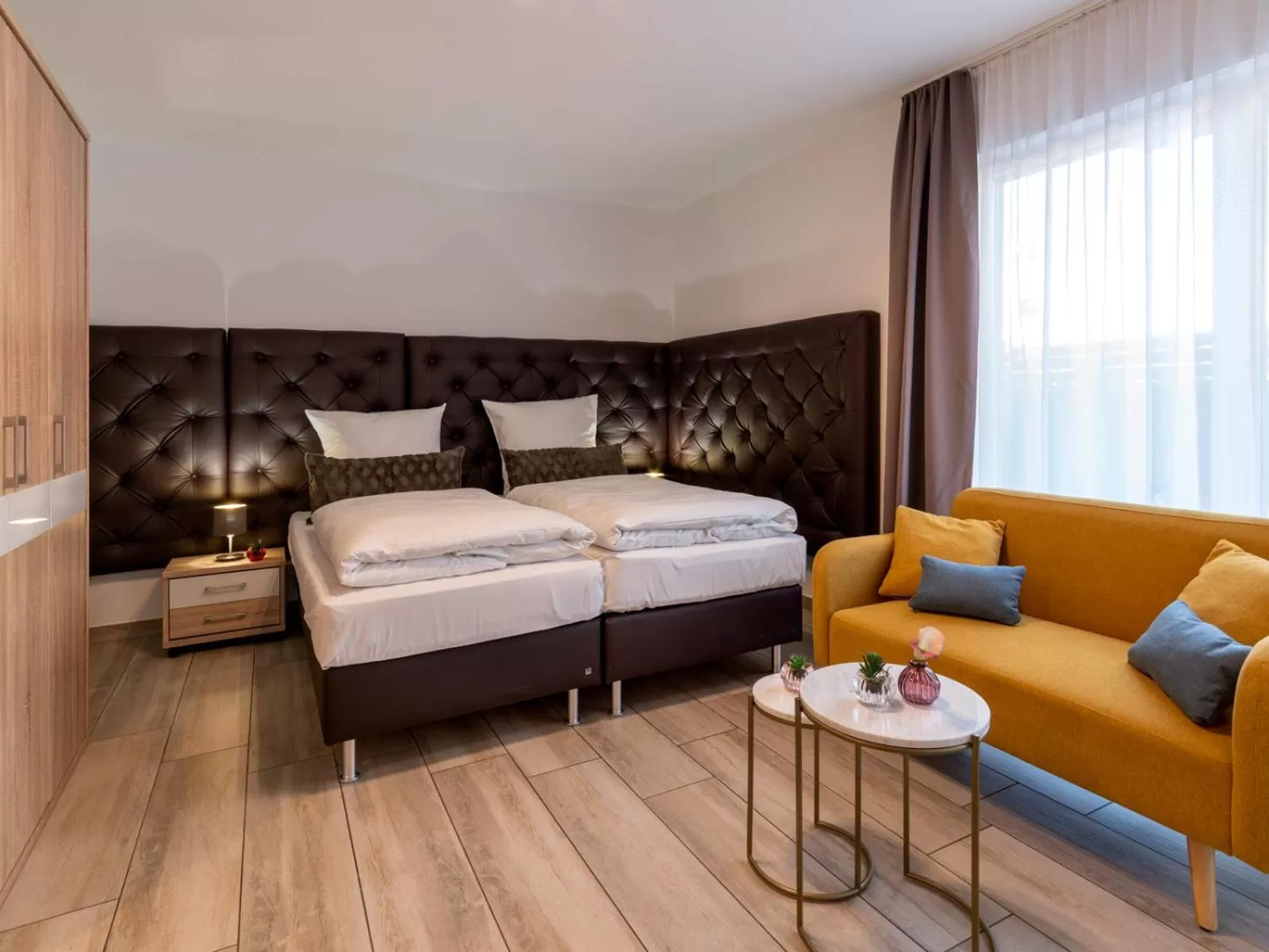 Bed in GLEUEL INN - digital hotel & serviced apartments & boardinghouse mit voll ausgestatteten Küchen