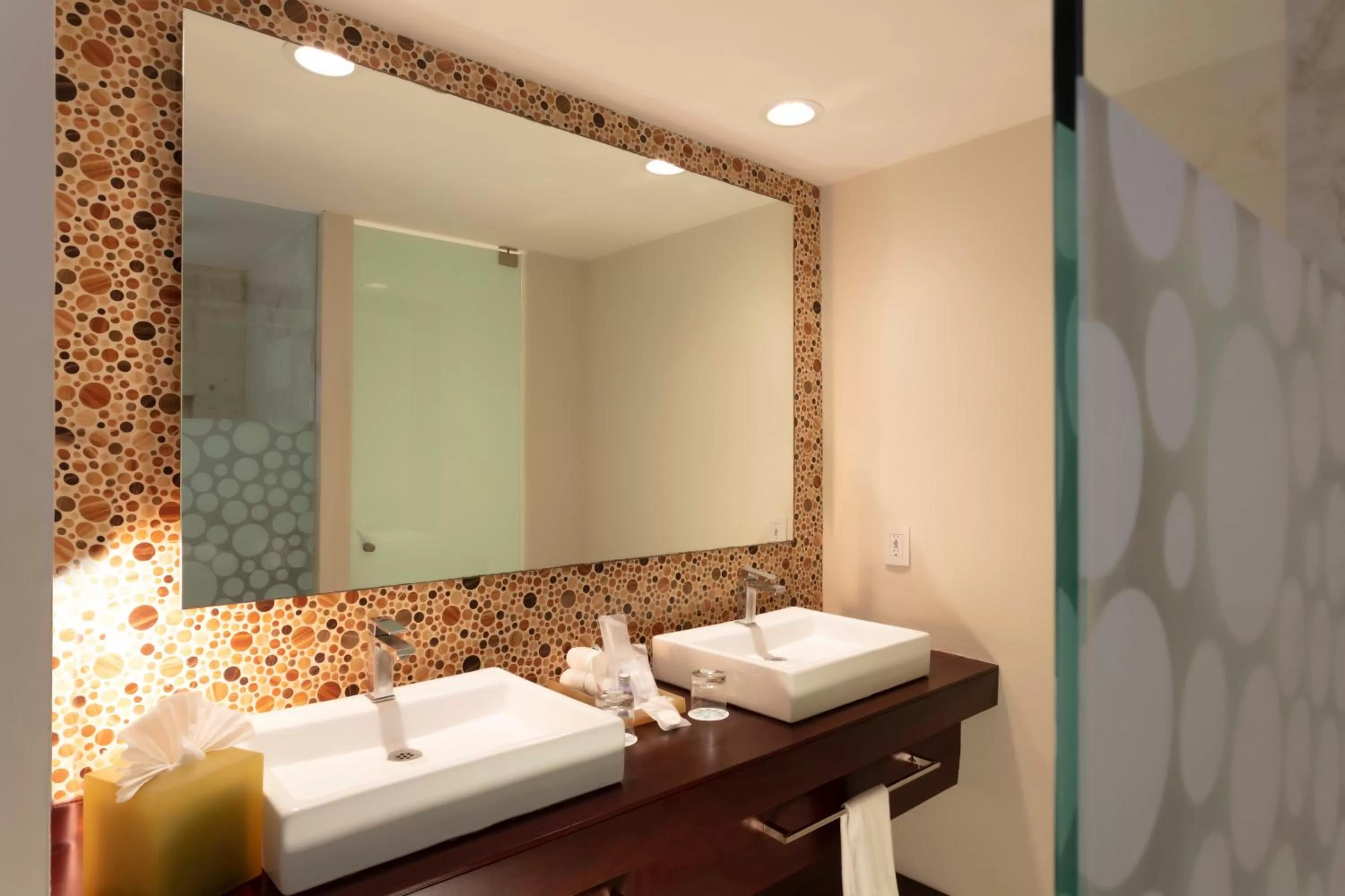 Bathroom, Bed in Hotel The Palm