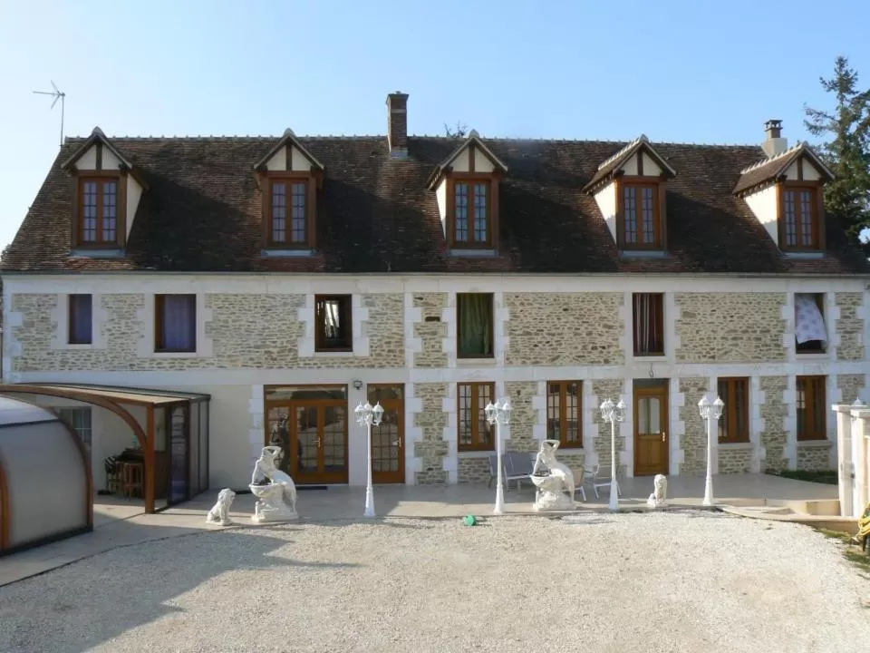 Facade/entrance in Le Manoir des Chapelles