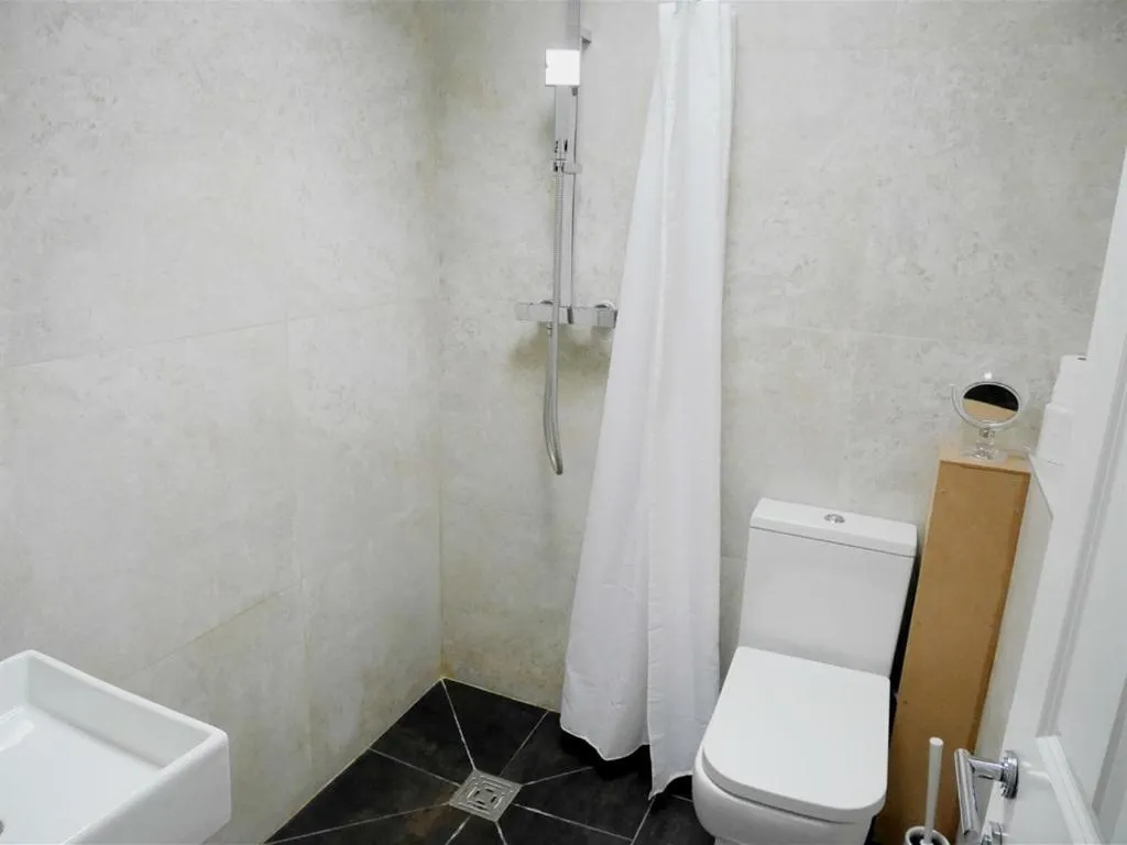 Bathroom in Kew Studios and Rooms