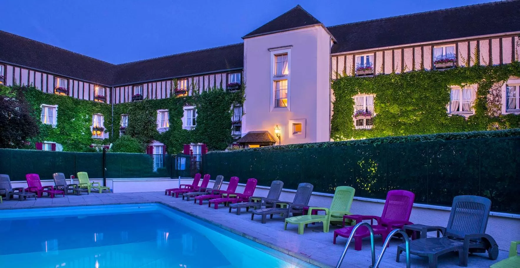 Swimming pool in Le Manoir de Gressy