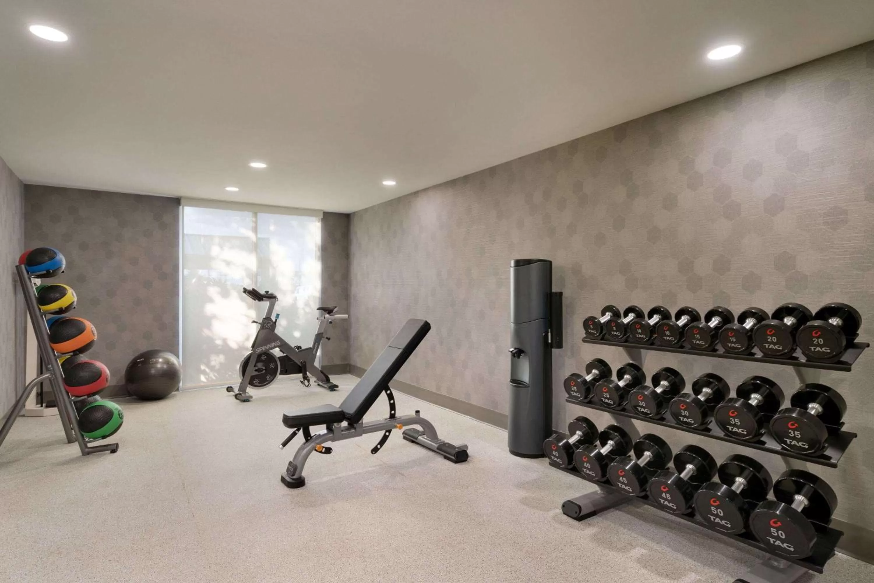 Fitness centre/facilities in La Quinta Inn & Suites by Wyndham Springfield