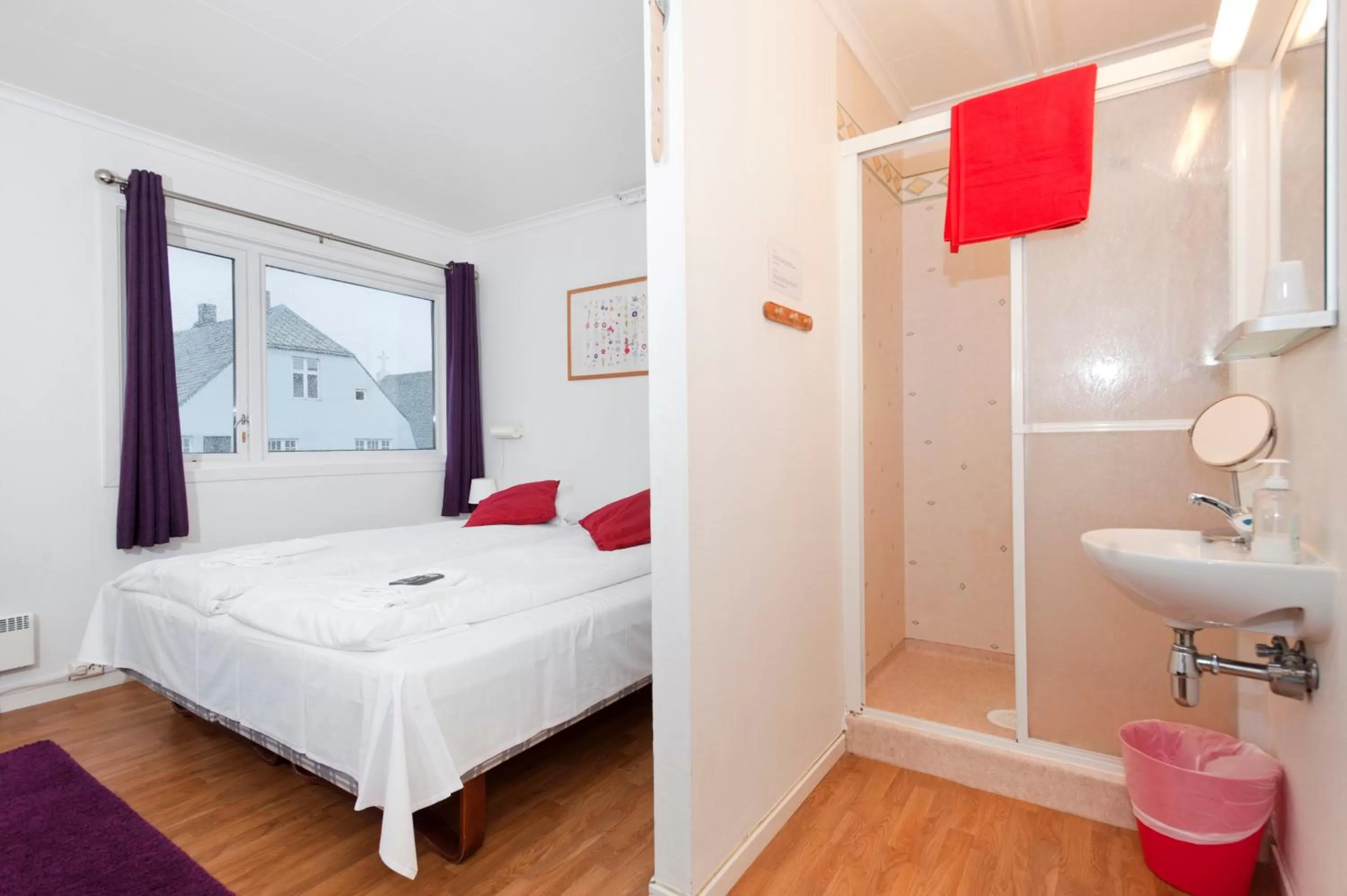 Shower, Bed in Stavanger Bed & Breakfast