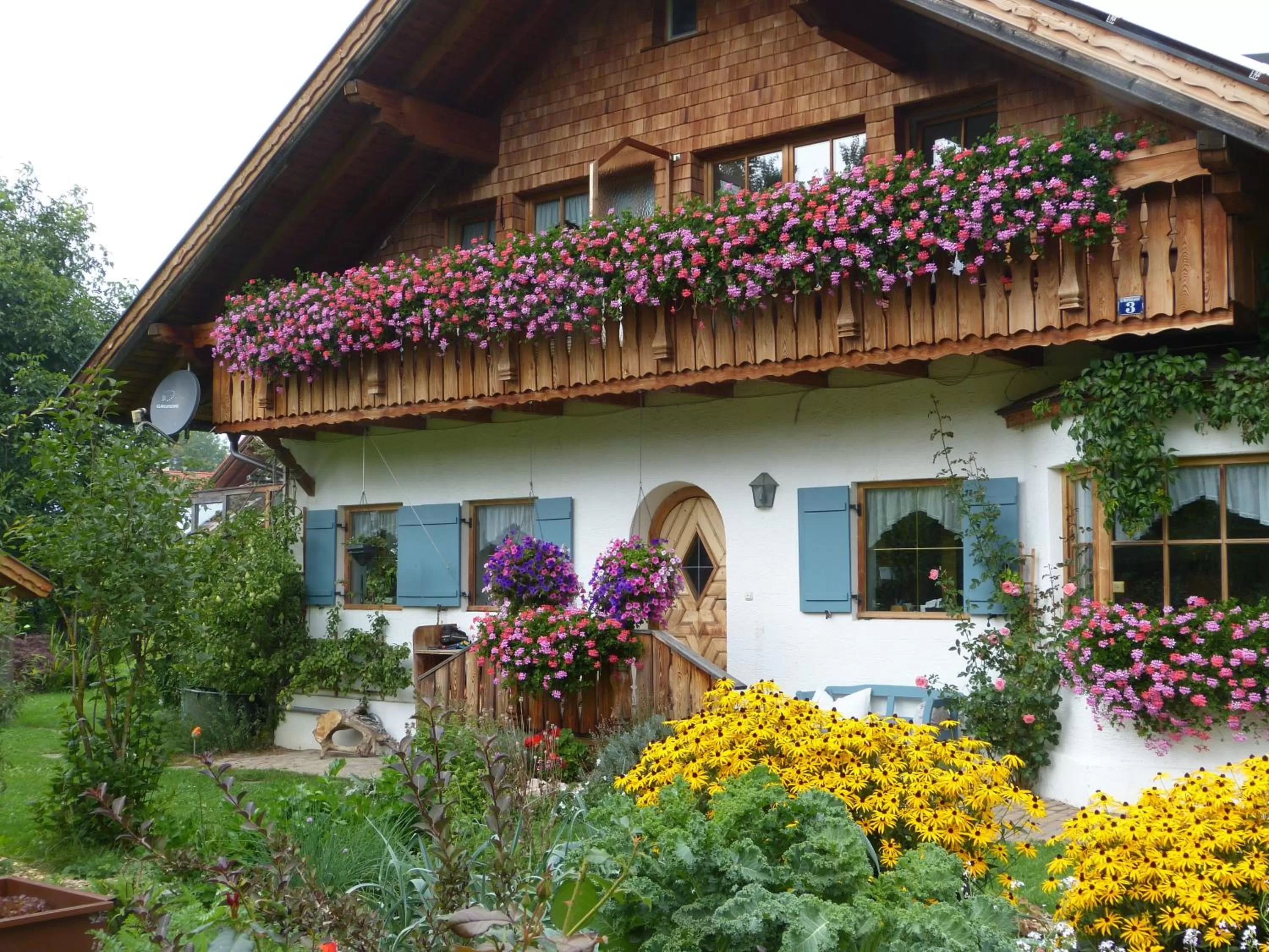 Facade/entrance, Property Building in Suzanne's B&B & Gardens