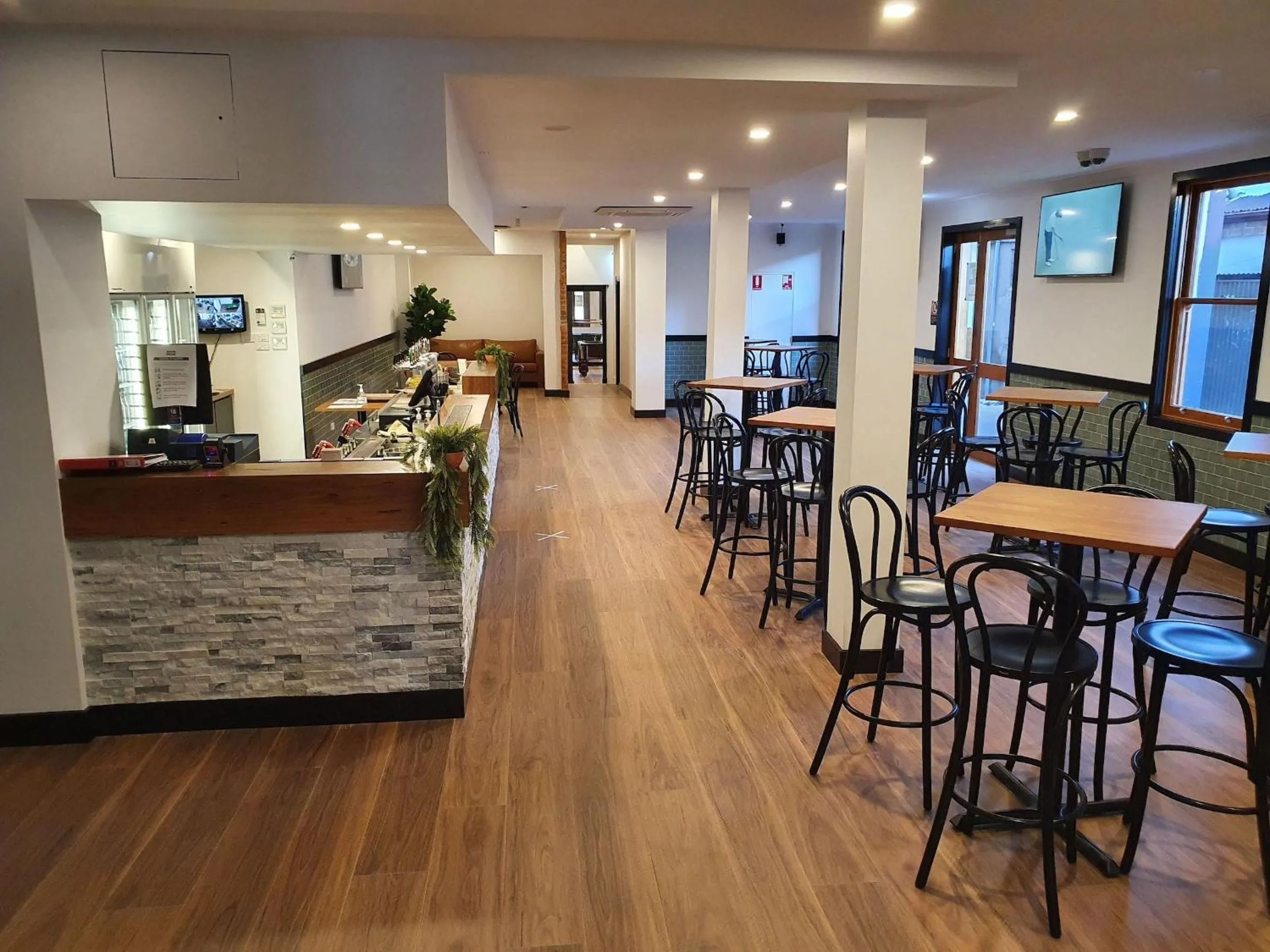 Lounge or bar in Empire Hotel Goulburn