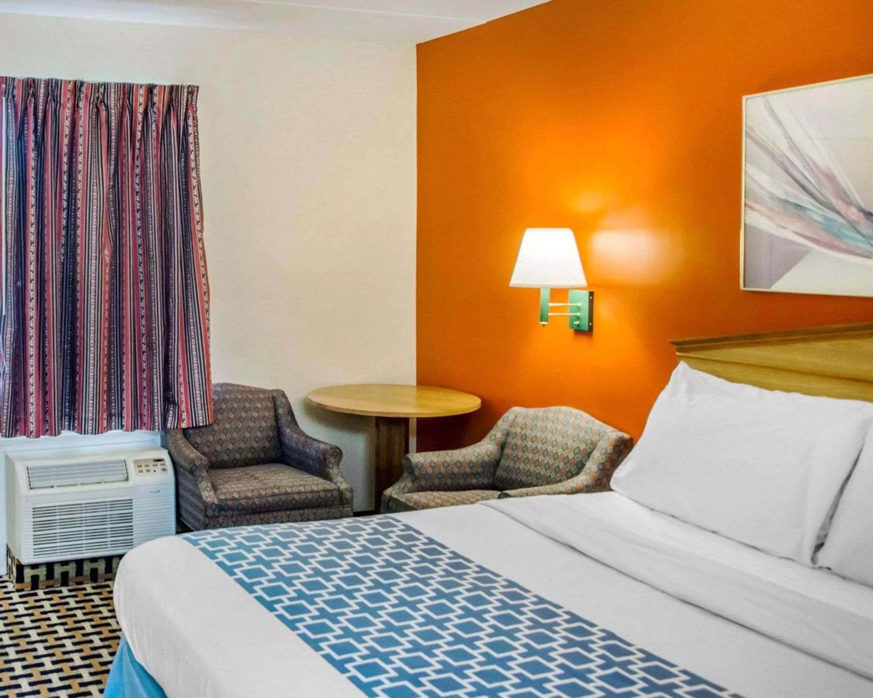 Photo of the whole room, Bed in Econo Lodge Franklin